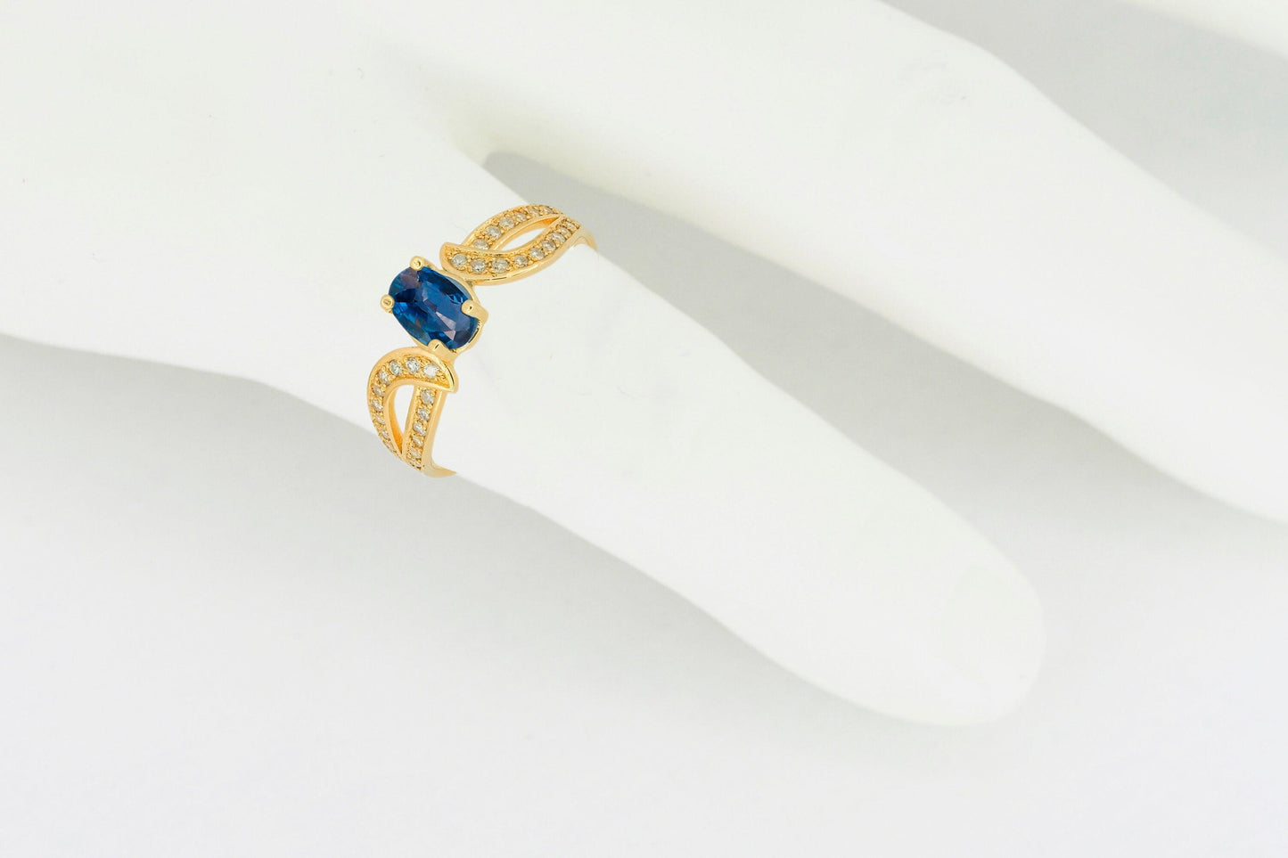 Blue Sapphire engagement ring in 14k gold