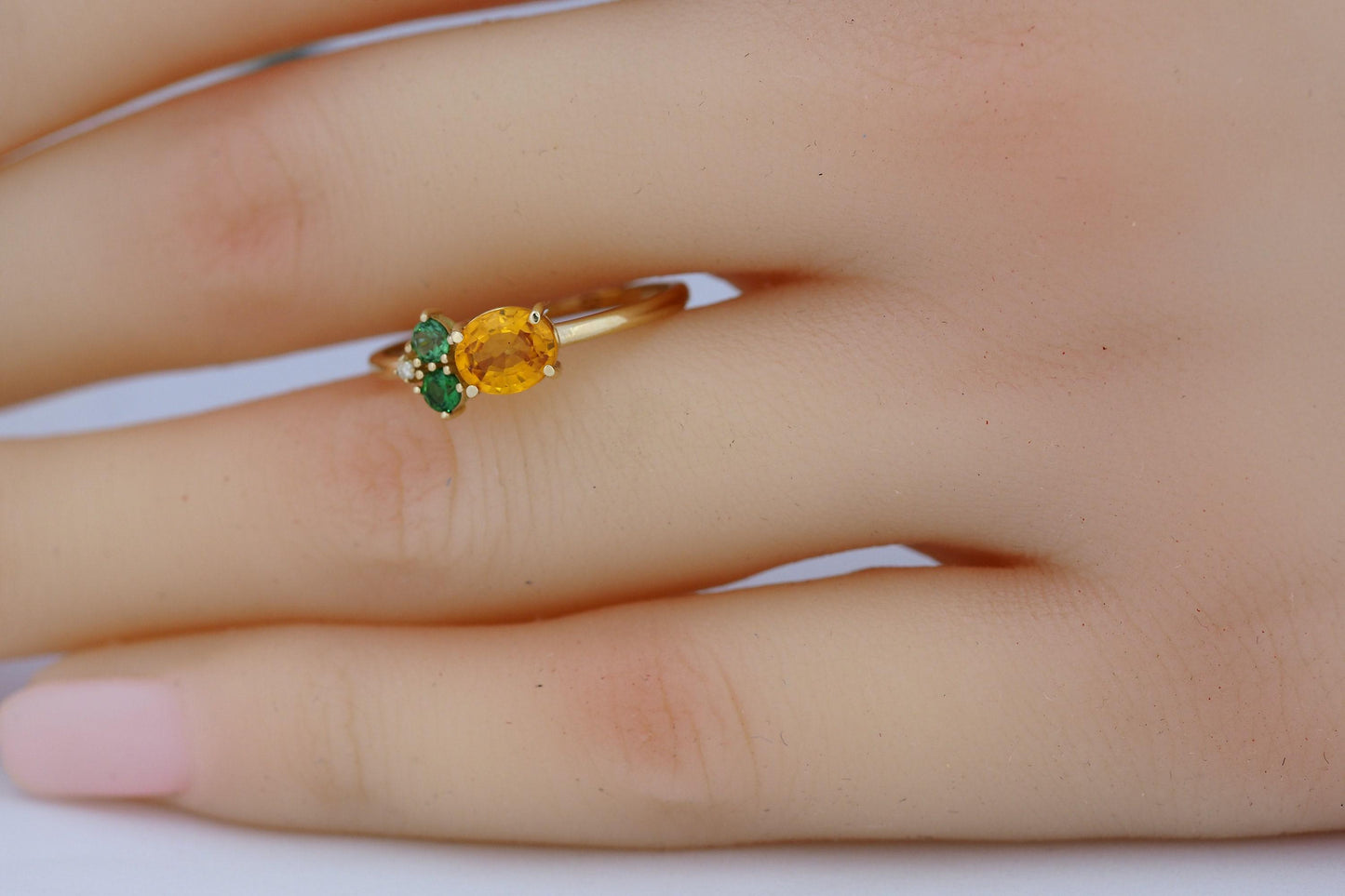 Oval sapphire, tsavorite and diamonds 14k gold ring