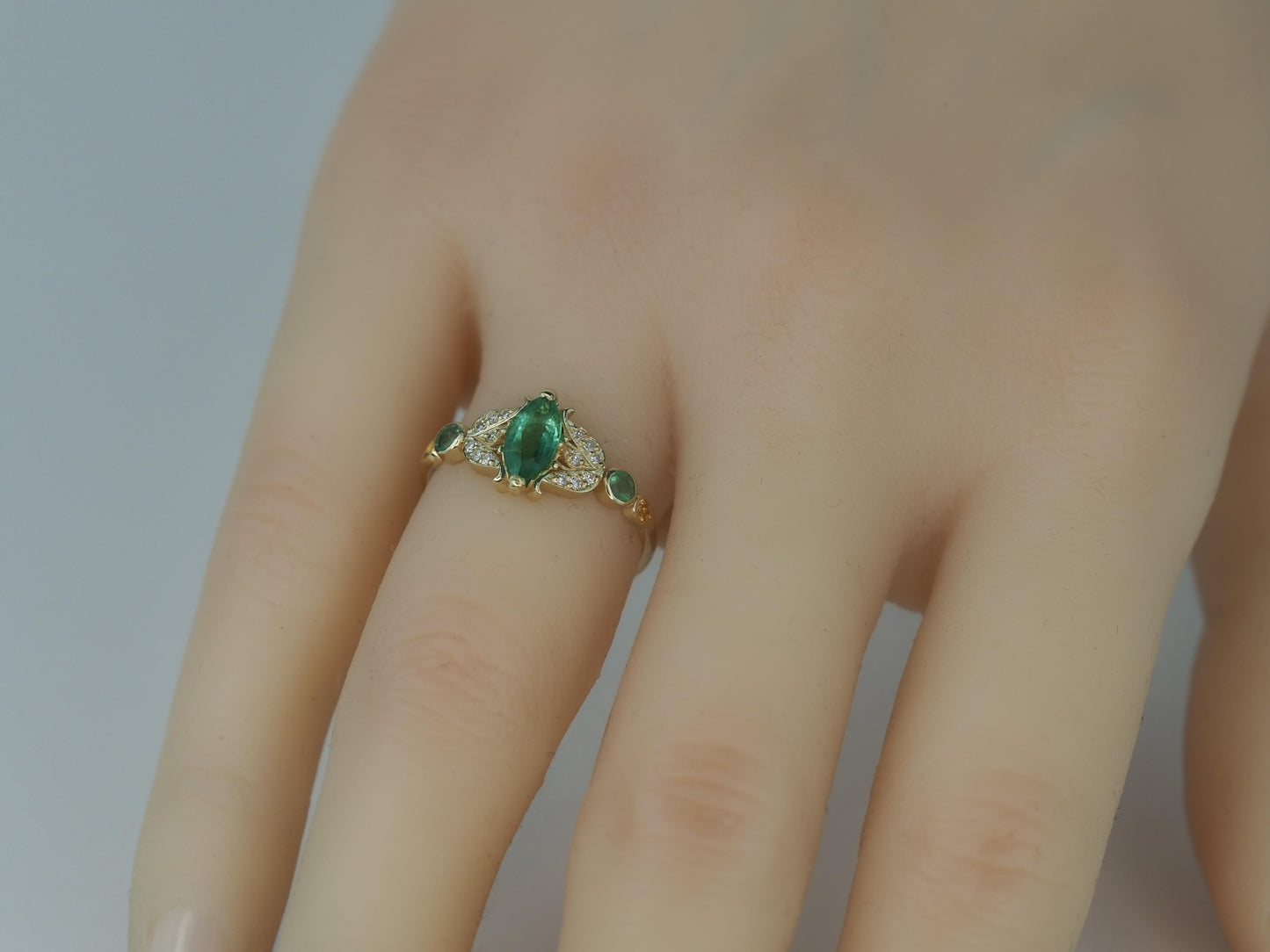 Vintage style ring with emerald in 14k gold