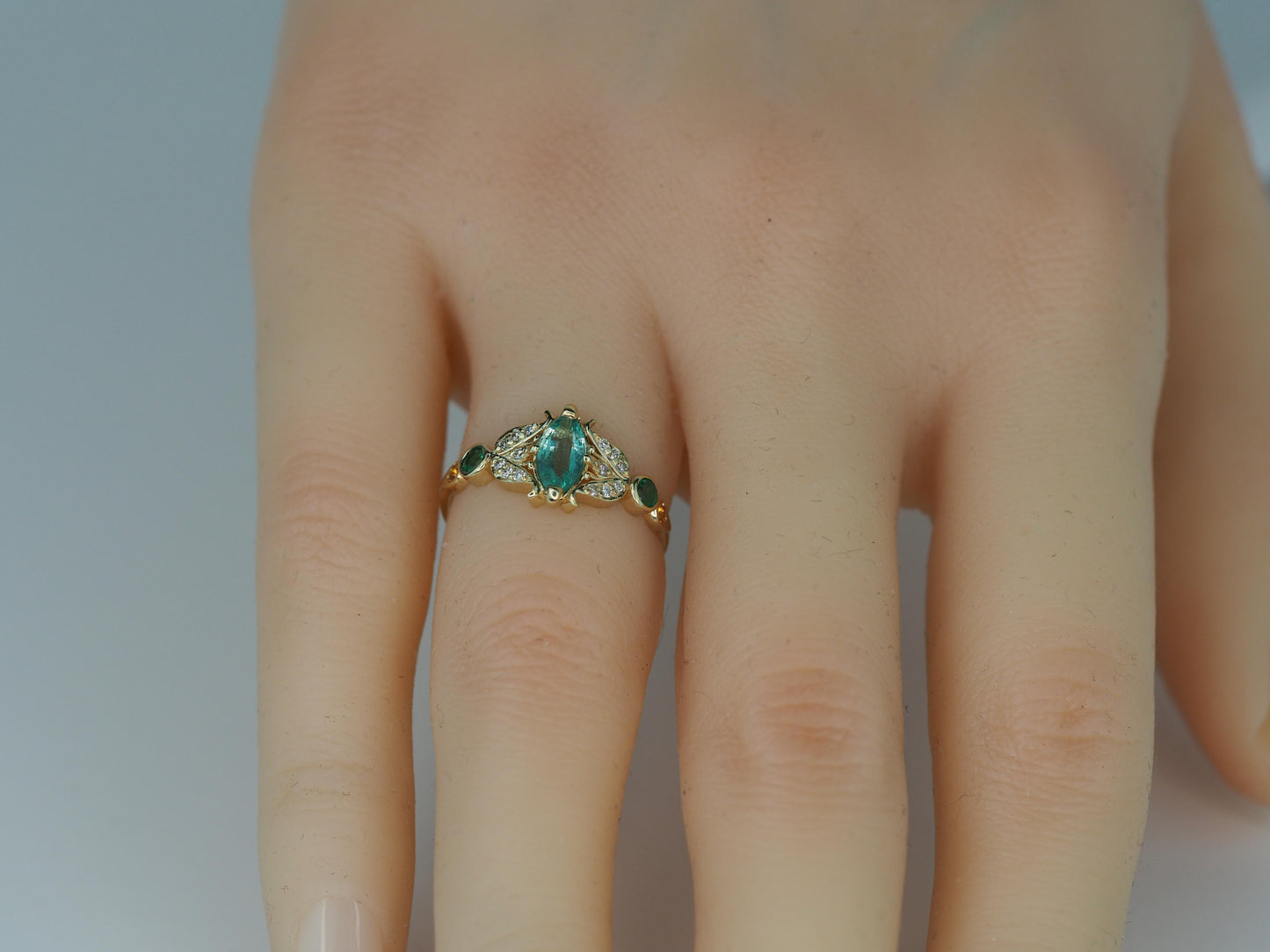 Vintage style ring with emerald in 14k gold
