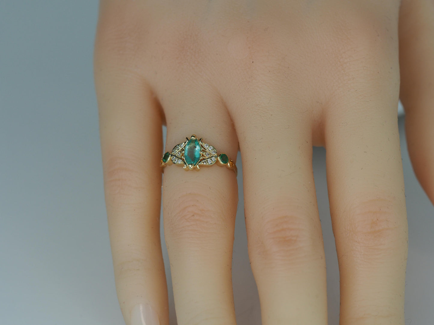 Vintage style ring with emerald in 14k gold