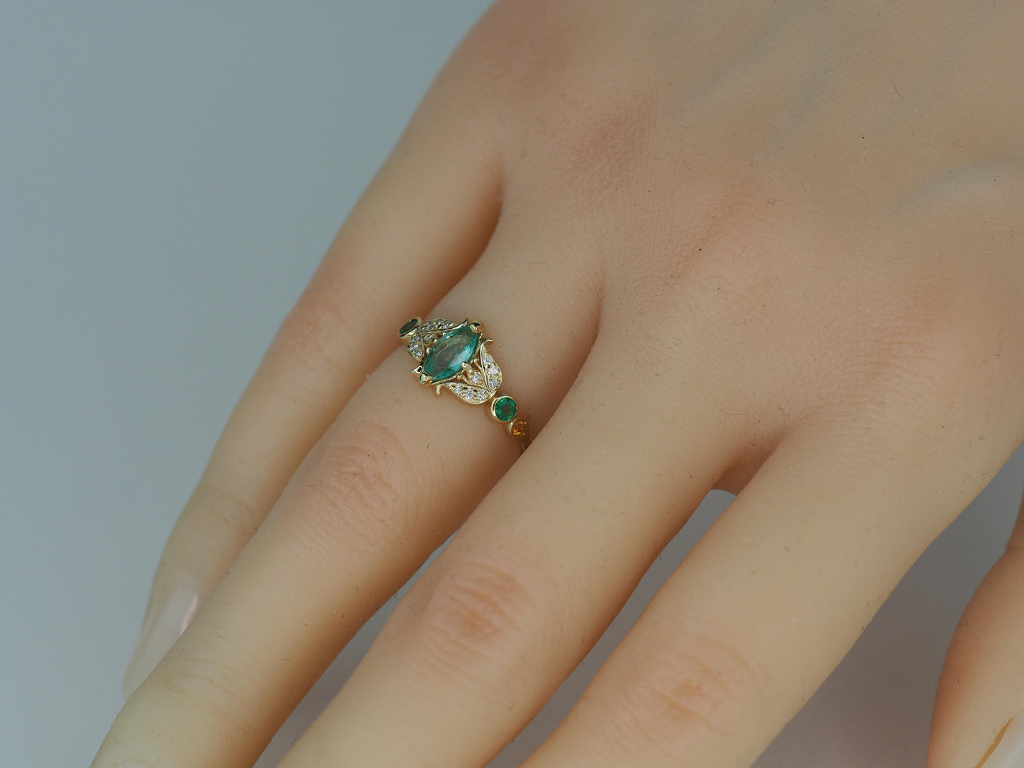 Vintage style ring with emerald in 14k gold