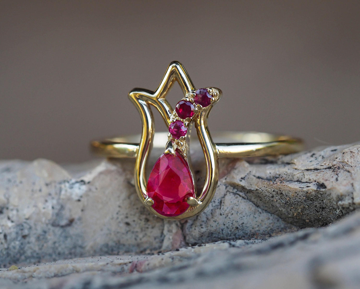 Tulip flower ring with ruby in 14k gold