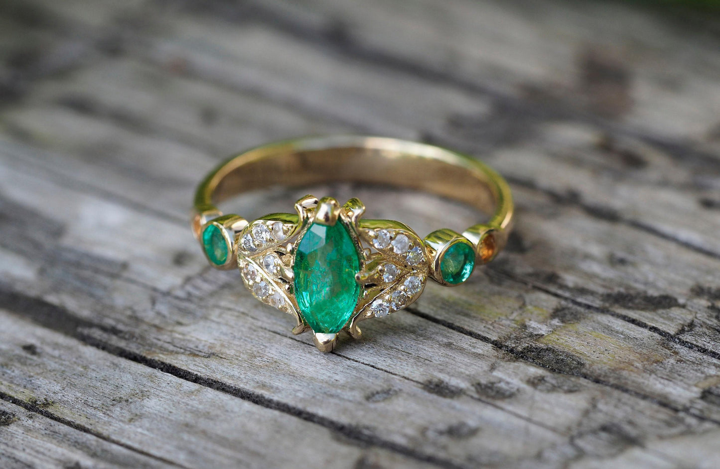 Vintage style ring with emerald in 14k gold