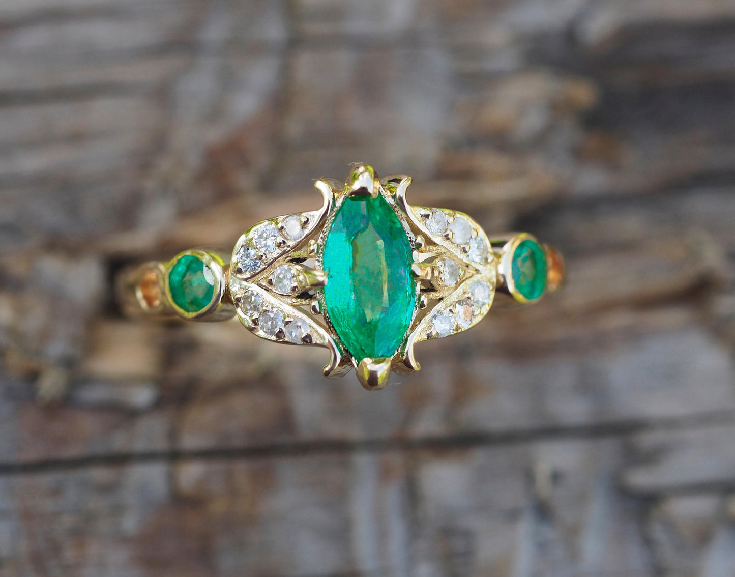 Vintage style ring with emerald in 14k gold