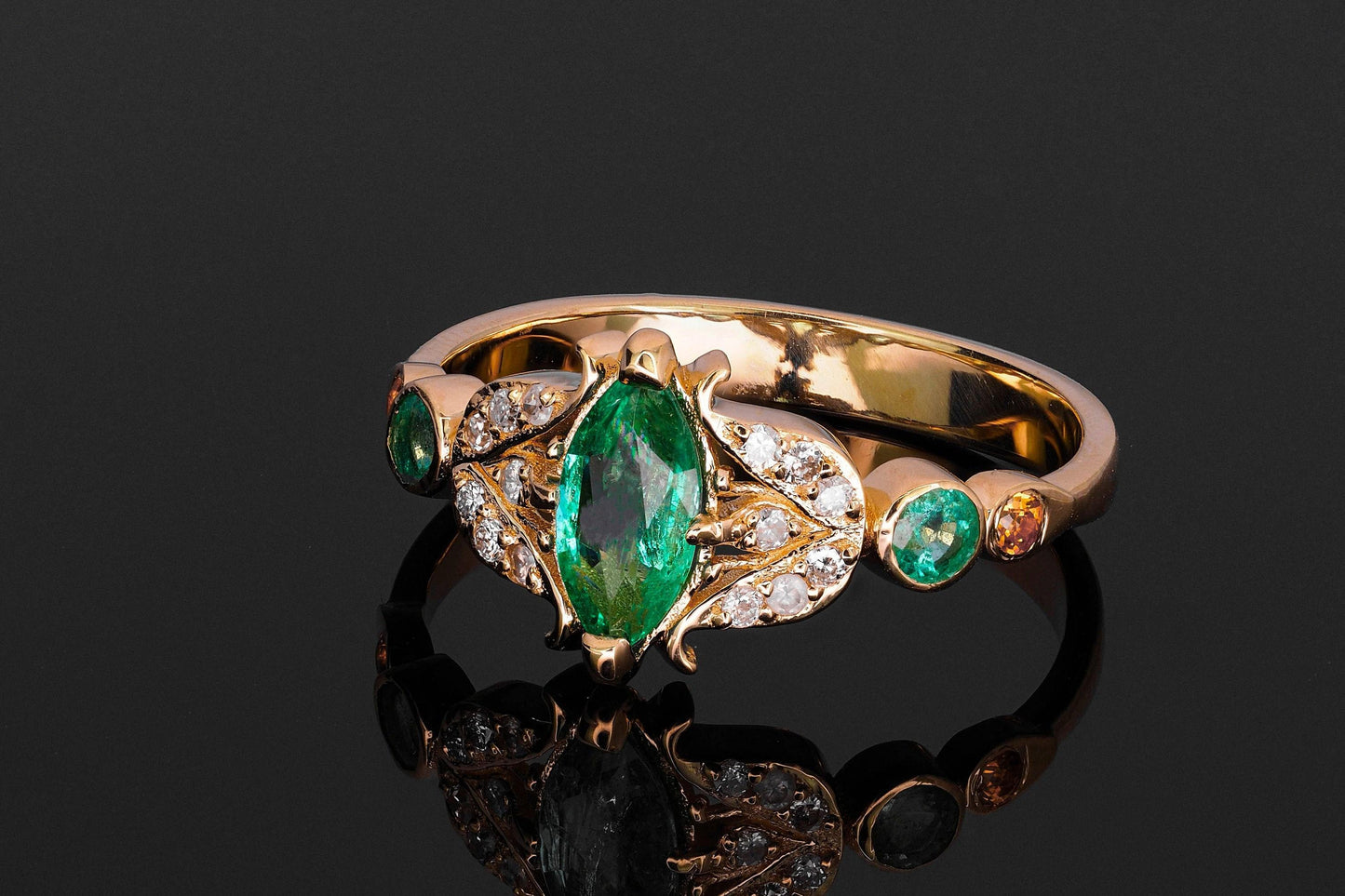 Vintage style ring with emerald in 14k gold