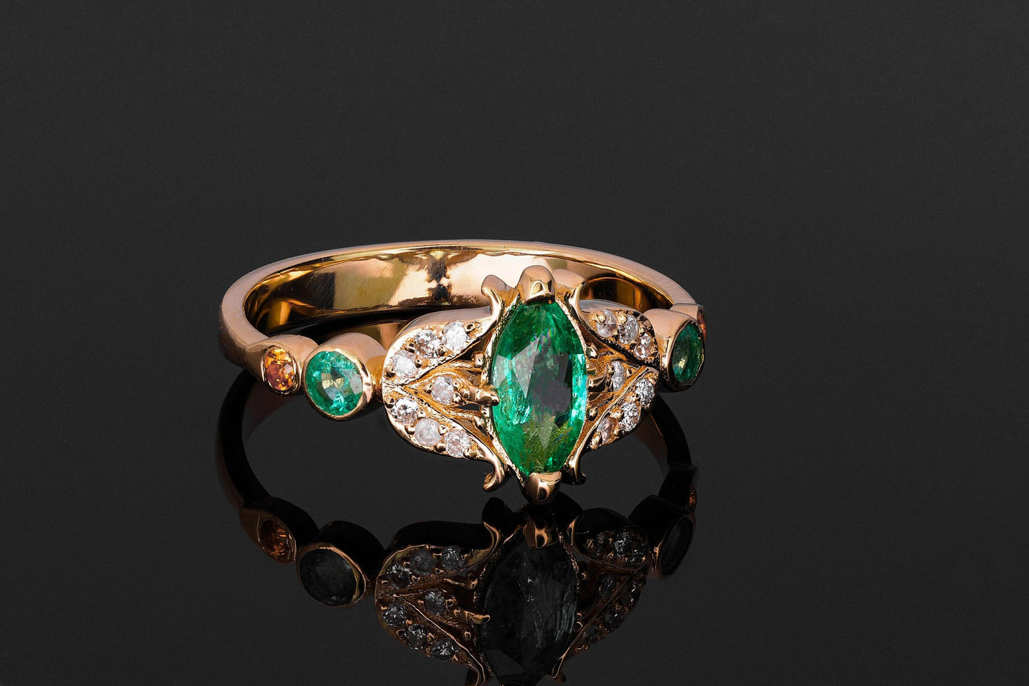 Vintage style ring with emerald in 14k gold