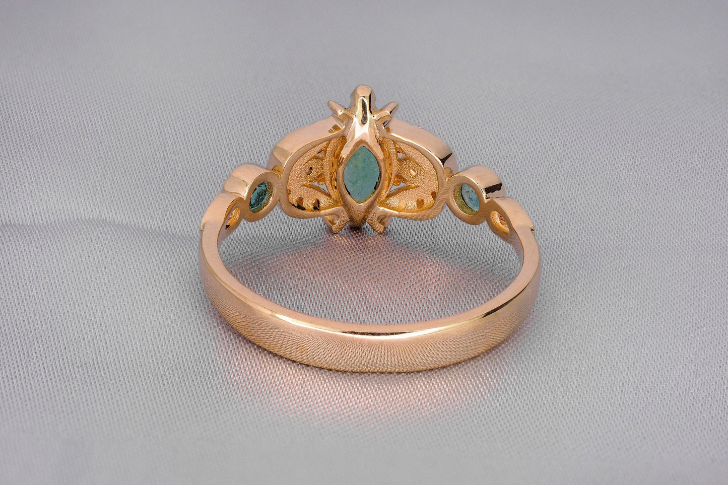 Vintage style ring with emerald in 14k gold