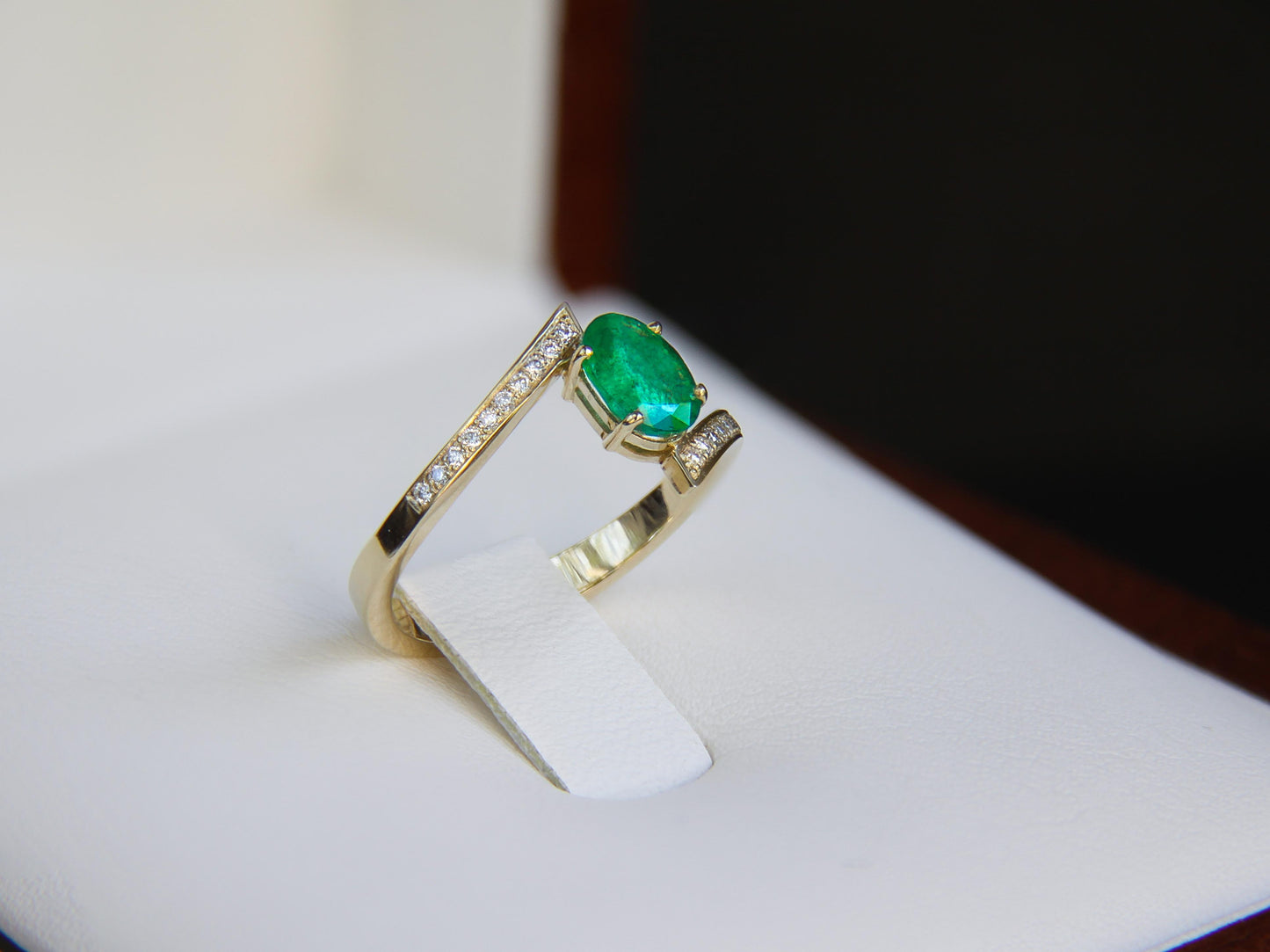 Emerald and diamonds 14k gold ring