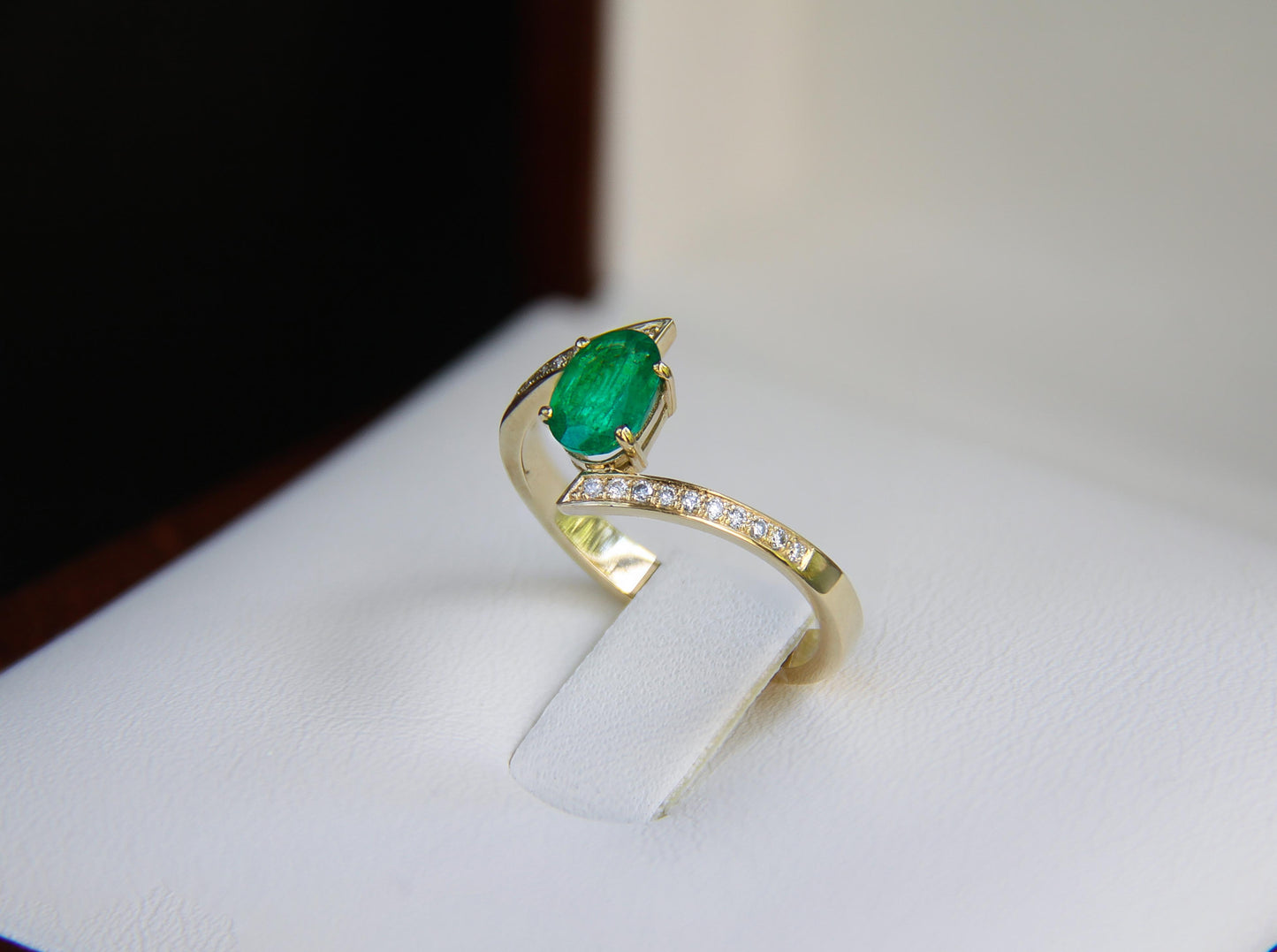 Emerald and diamonds 14k gold ring