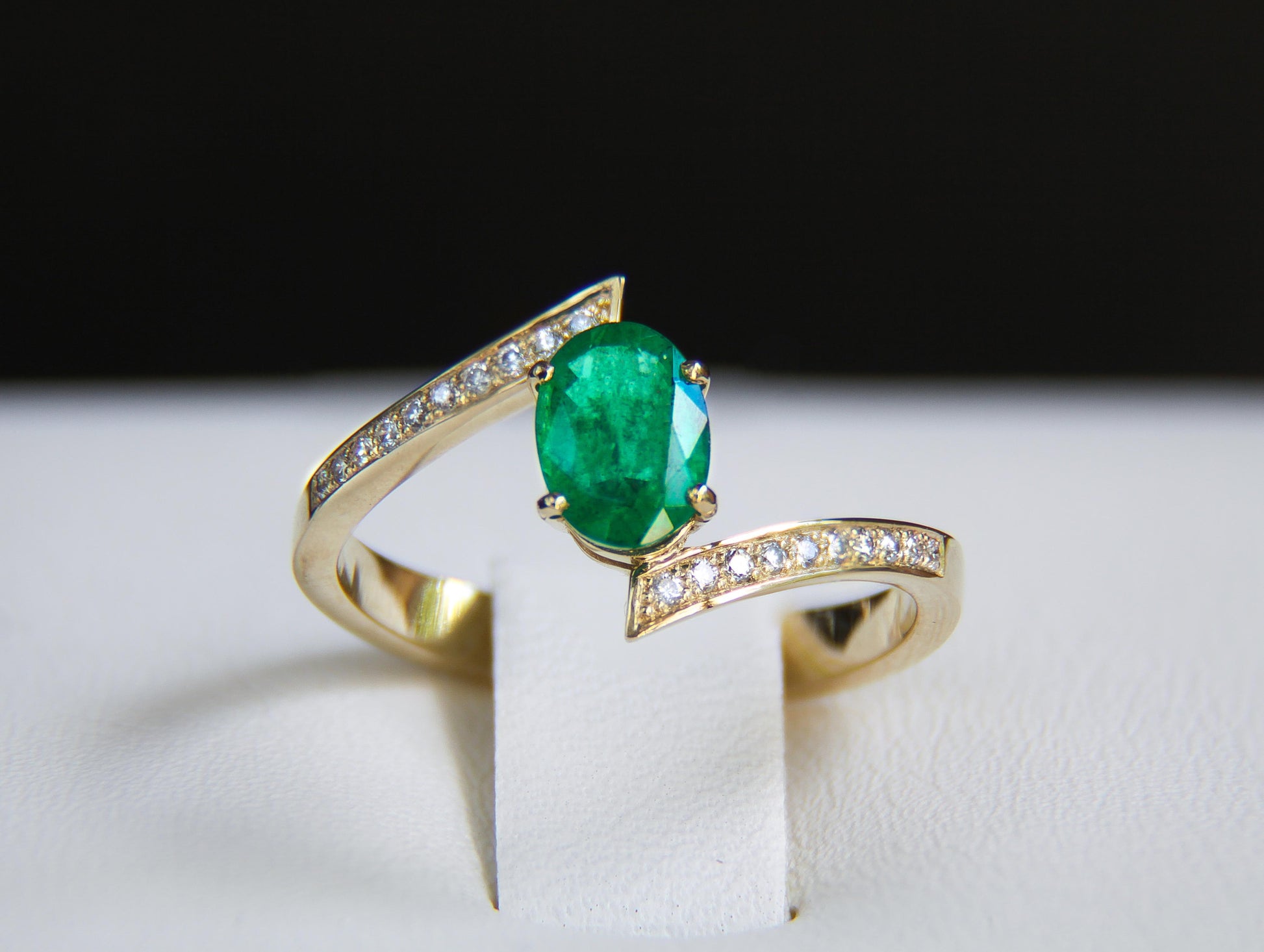 Emerald and diamonds 14k gold ring