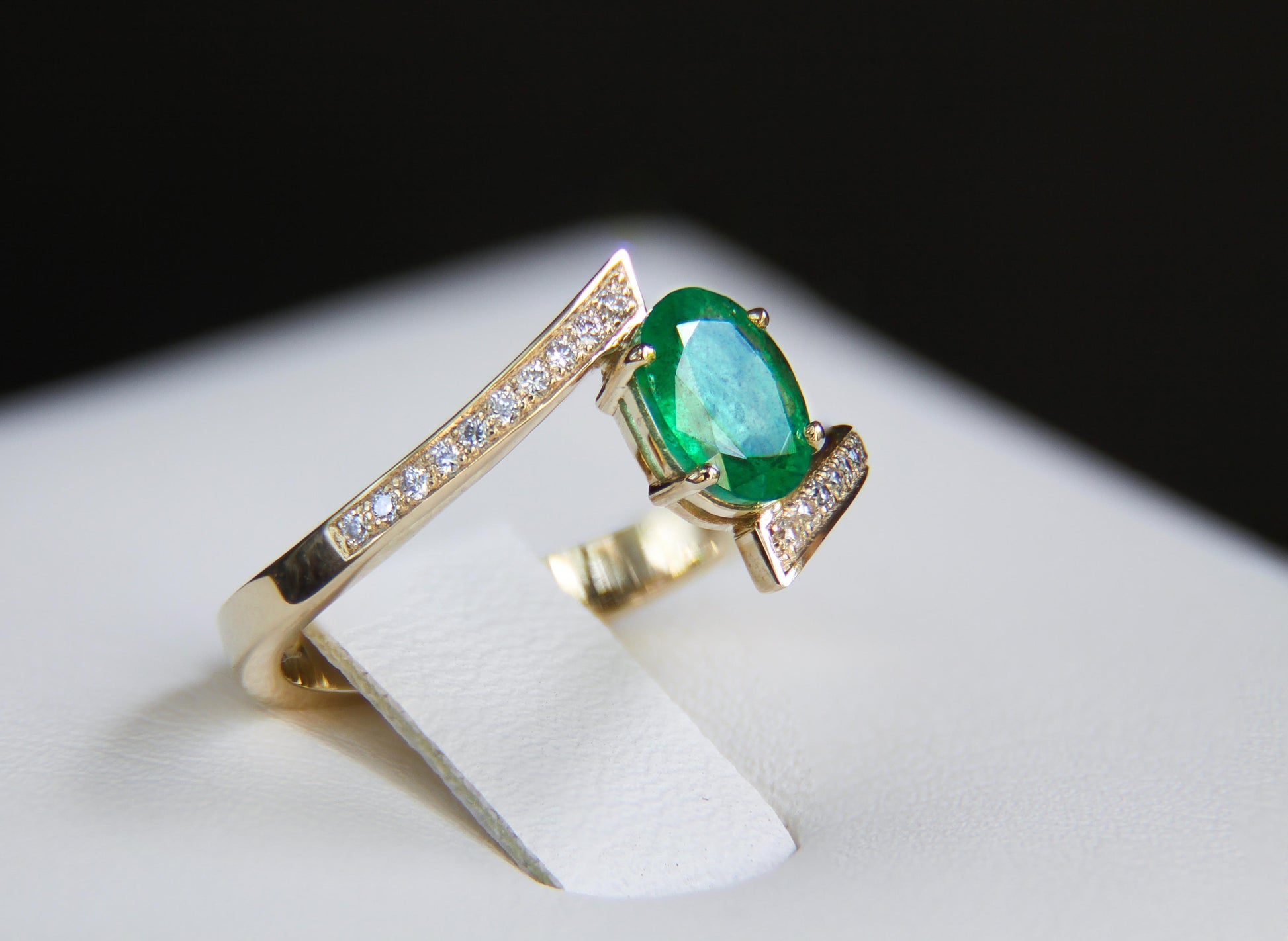 Emerald and diamonds 14k gold ring