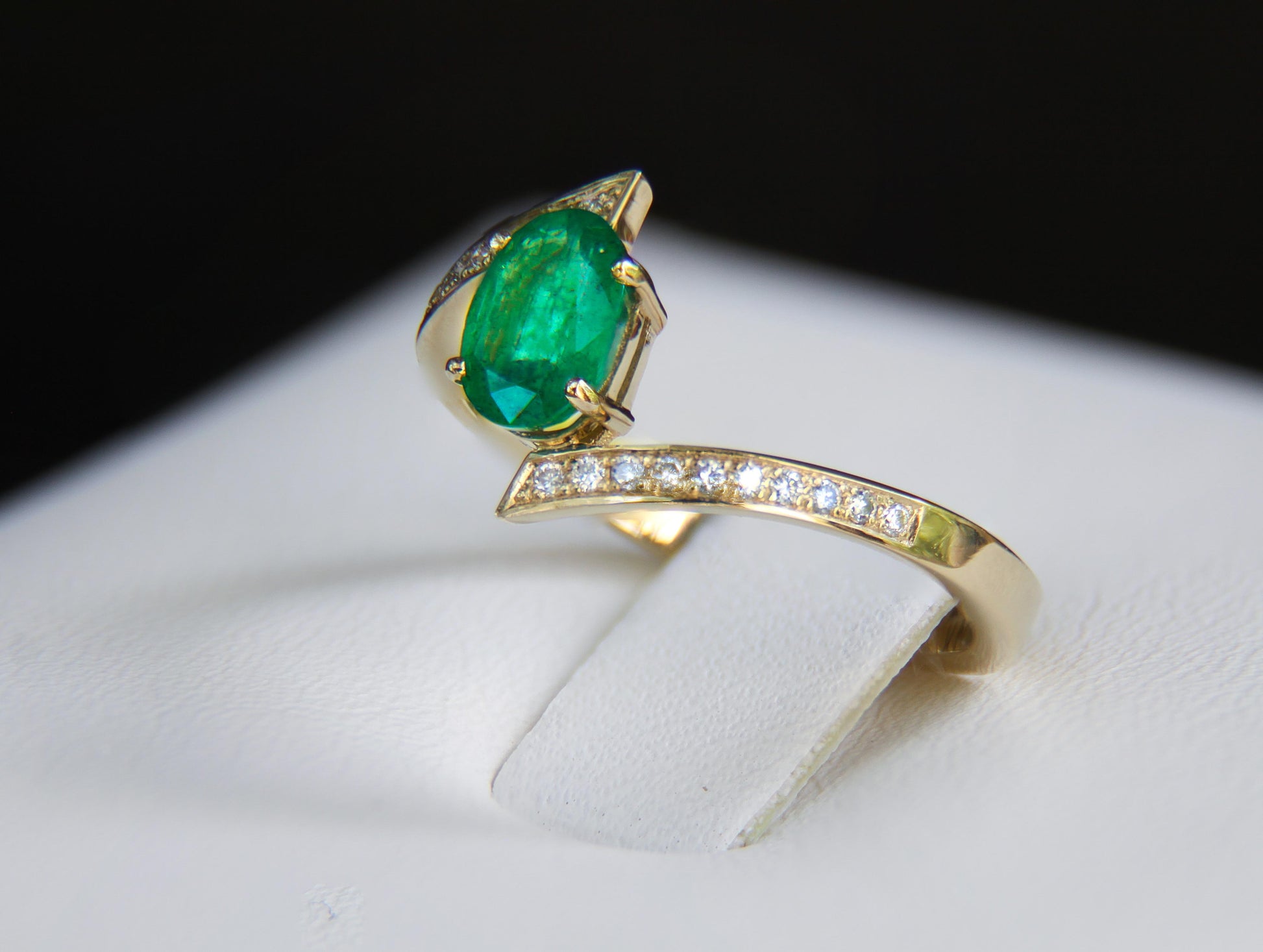 Emerald and diamonds 14k gold ring