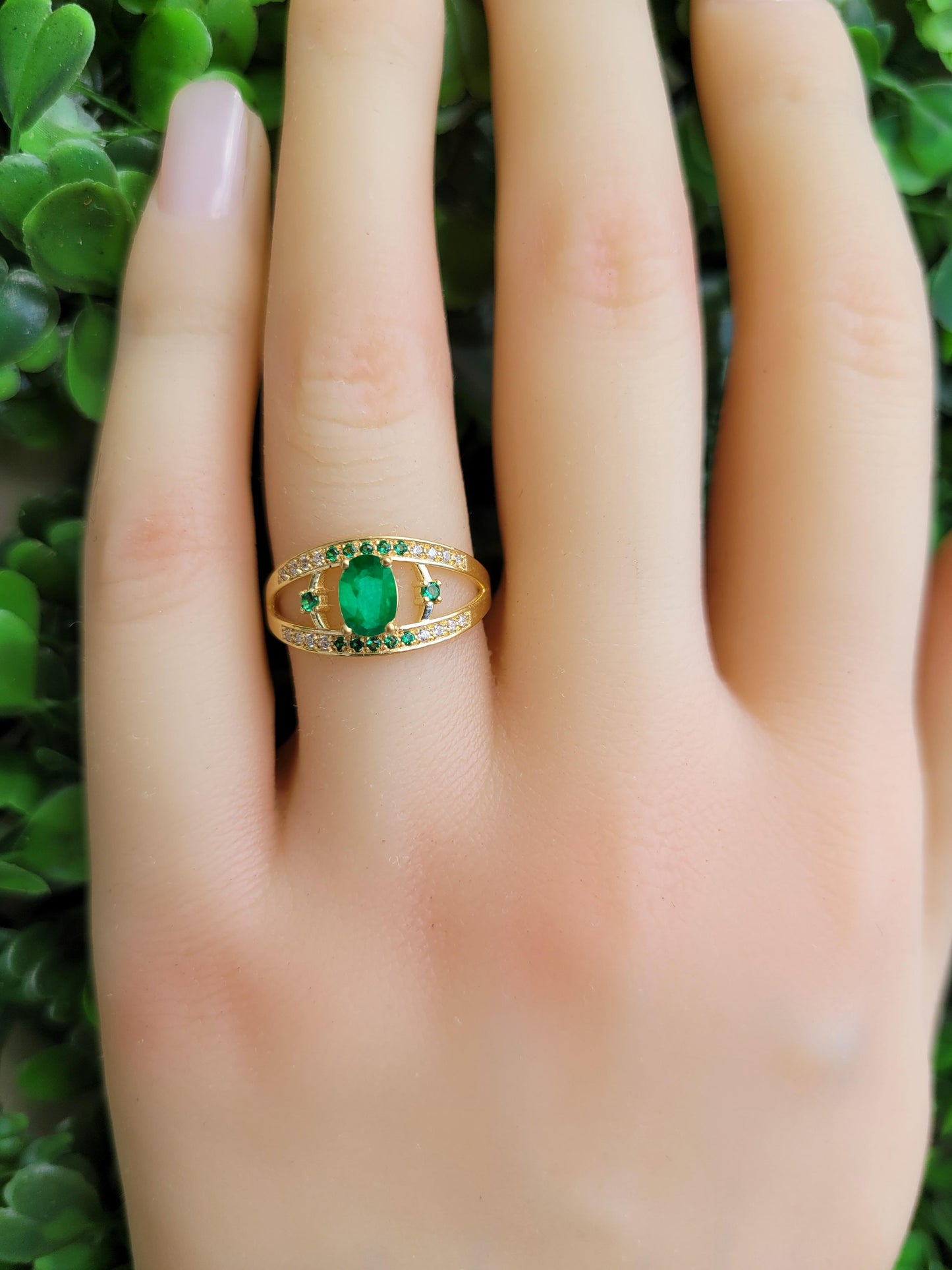 Oval emerald 14k gold ring