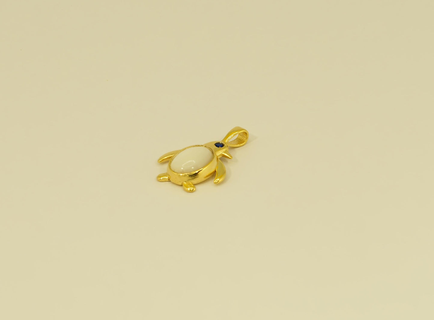 Pinguin 14k gold pendant