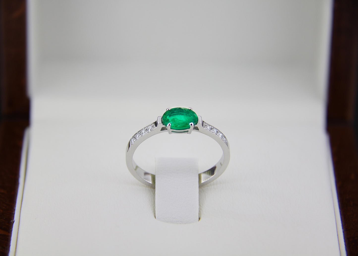 Emerald and diamonds 14k gold ring