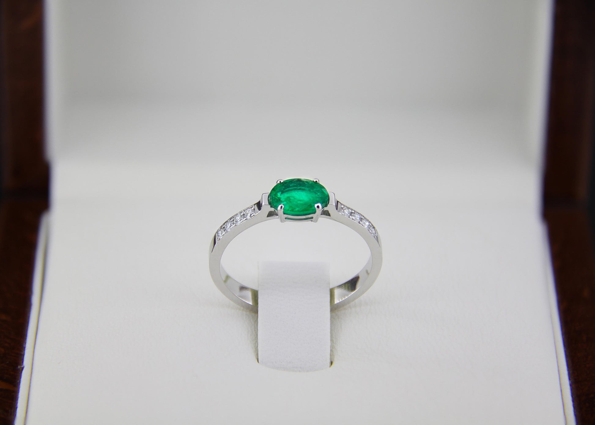 Emerald and diamonds 14k gold ring