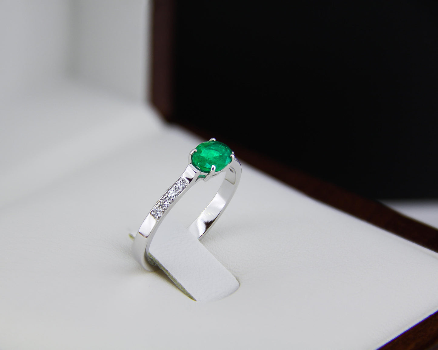 Emerald and diamonds 14k gold ring