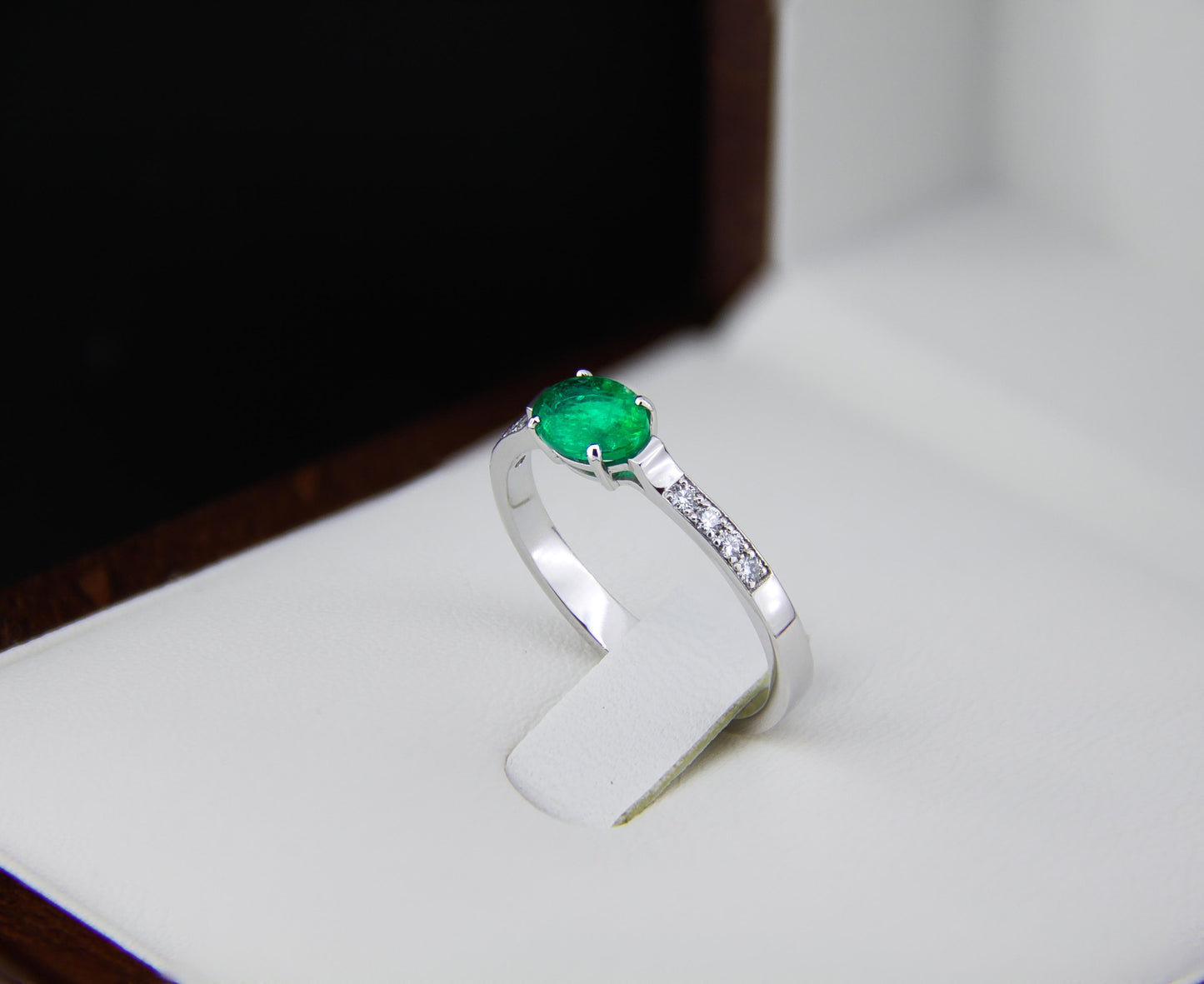 Emerald and diamonds 14k gold ring