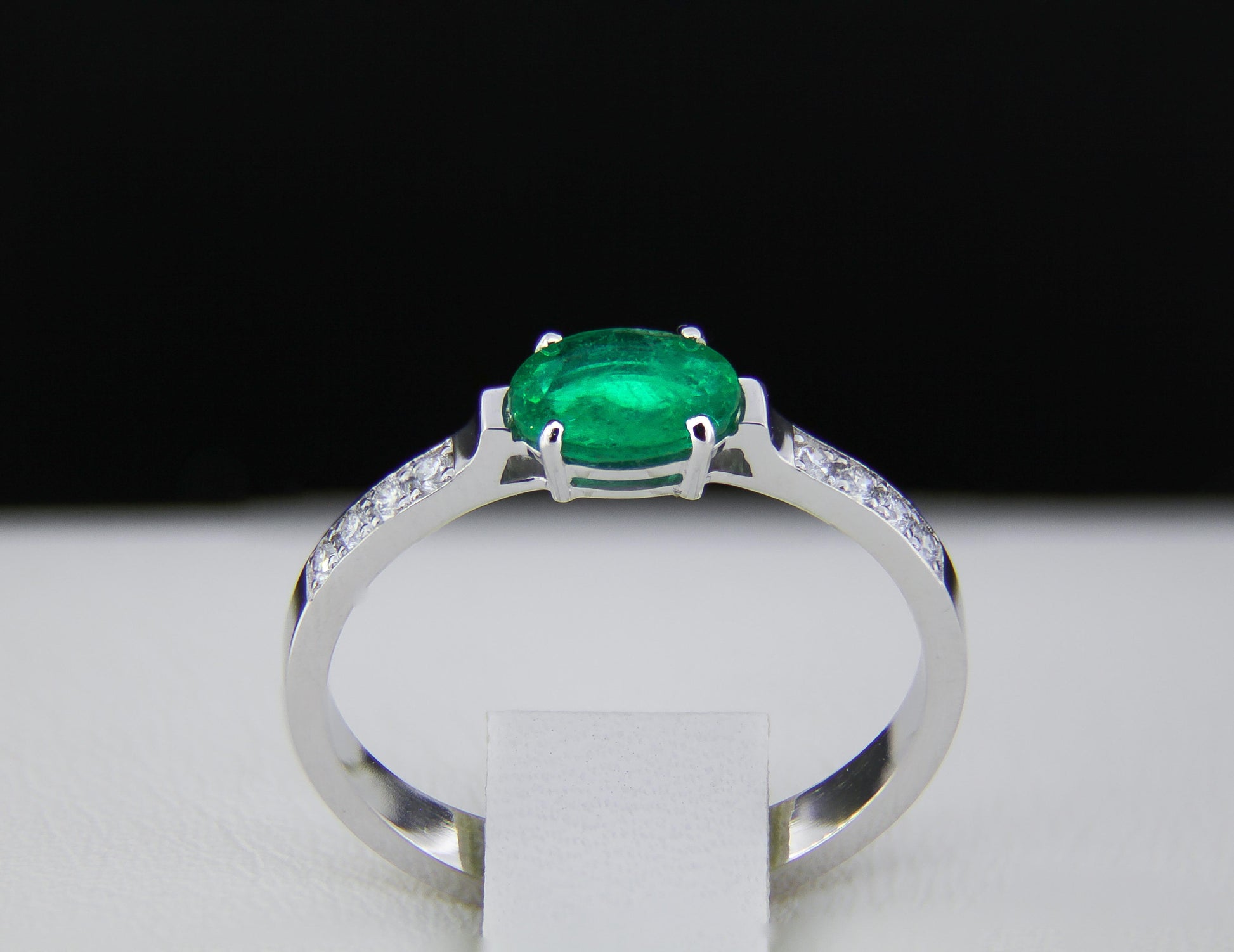 Emerald and diamonds 14k gold ring