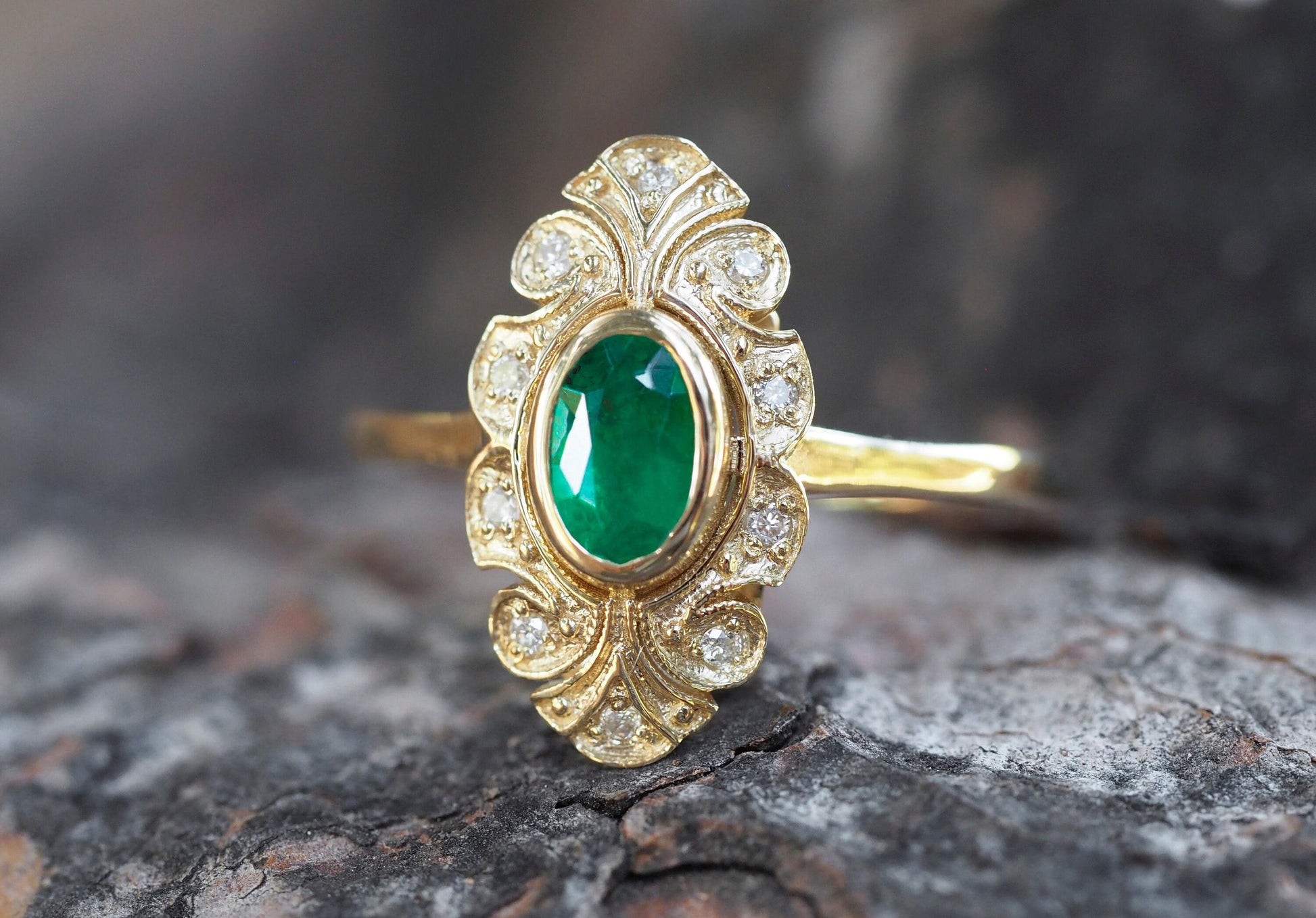 Emerald Vintage style gold ring