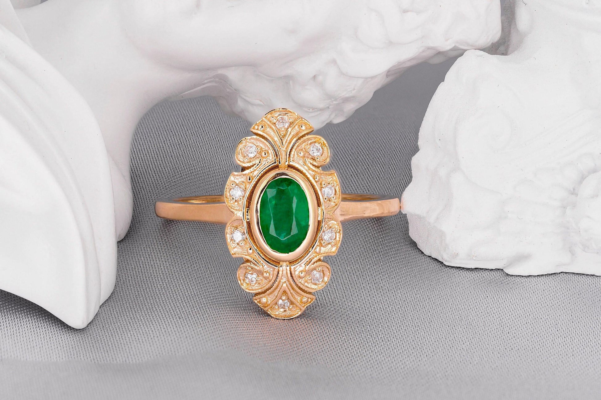 Emerald Vintage style gold ring