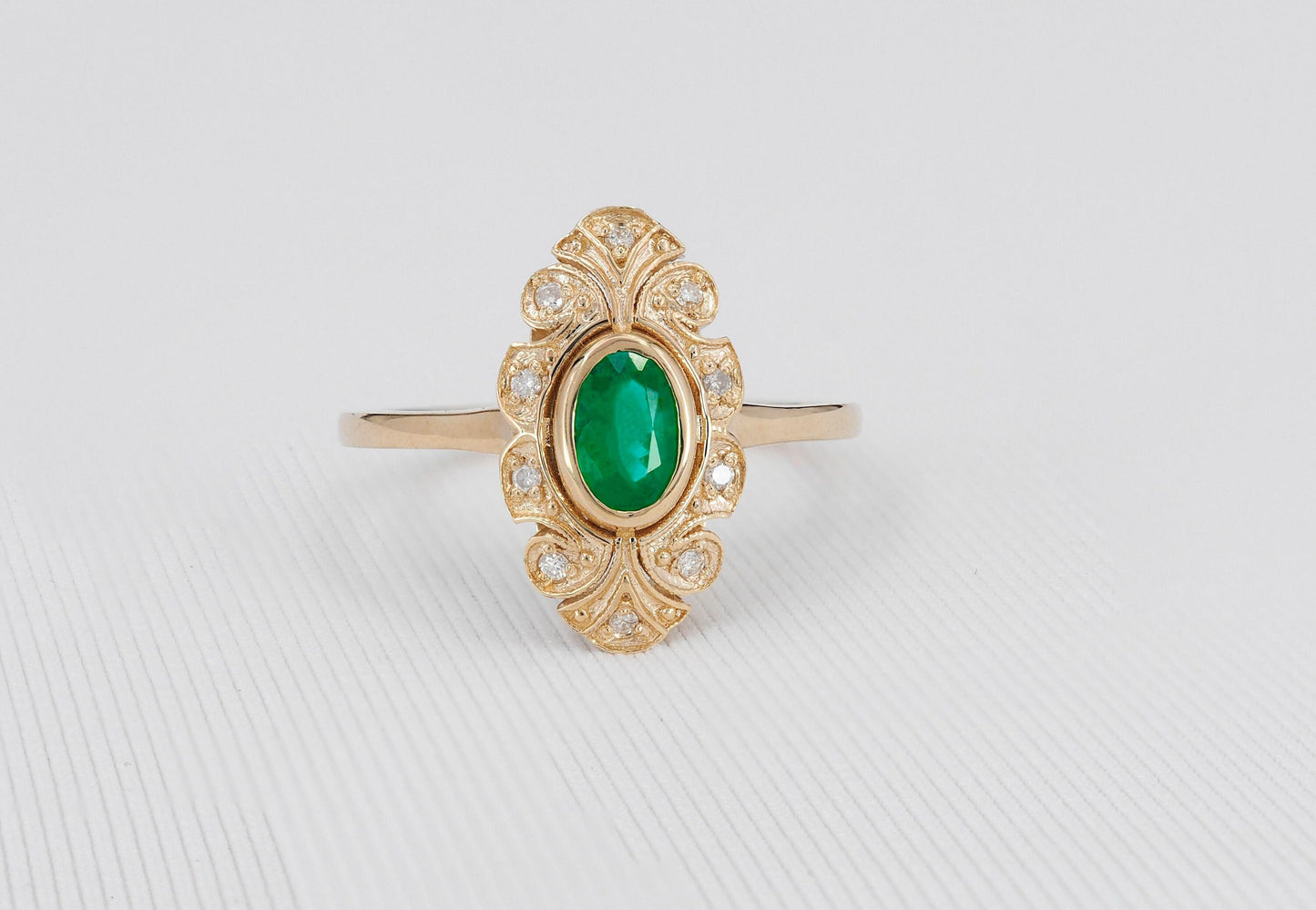 Emerald Vintage style gold ring