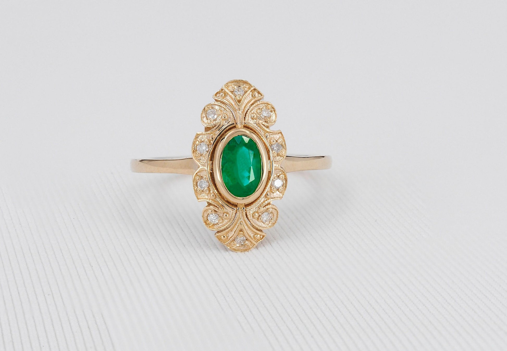 Emerald Vintage style gold ring