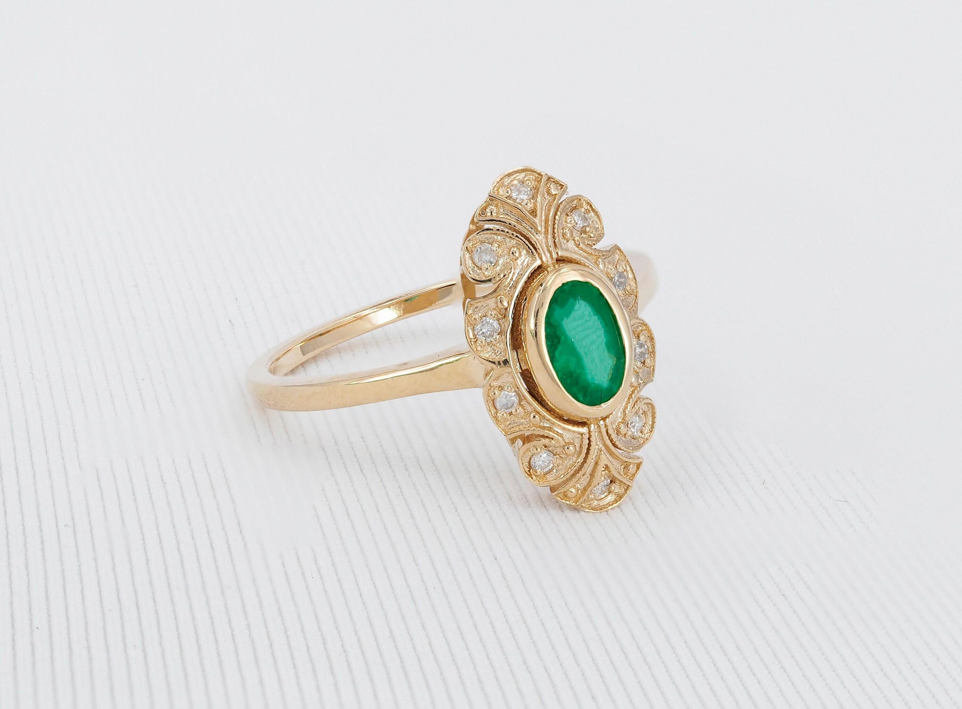 Emerald Vintage style gold ring