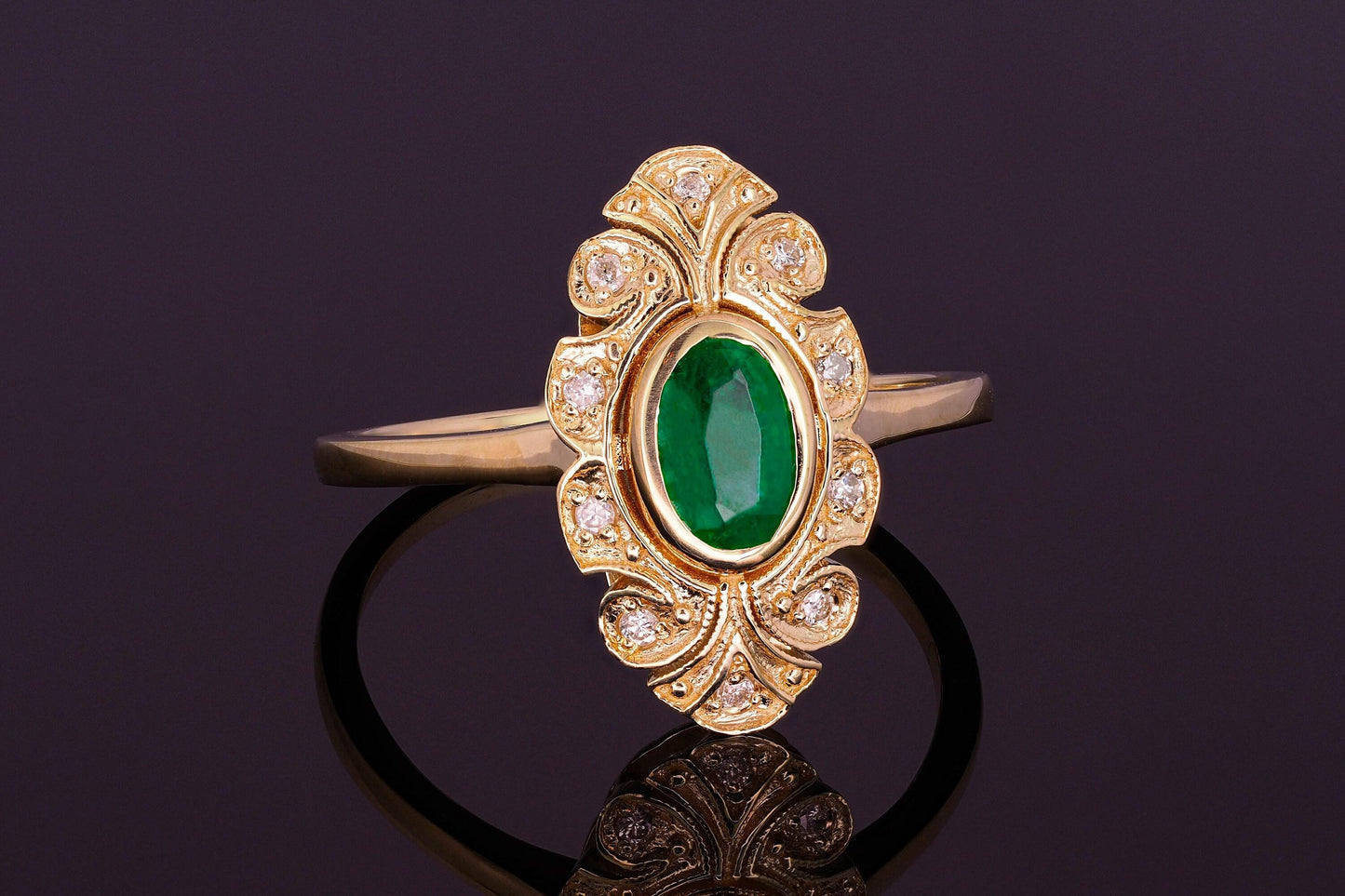 Emerald Vintage style gold ring
