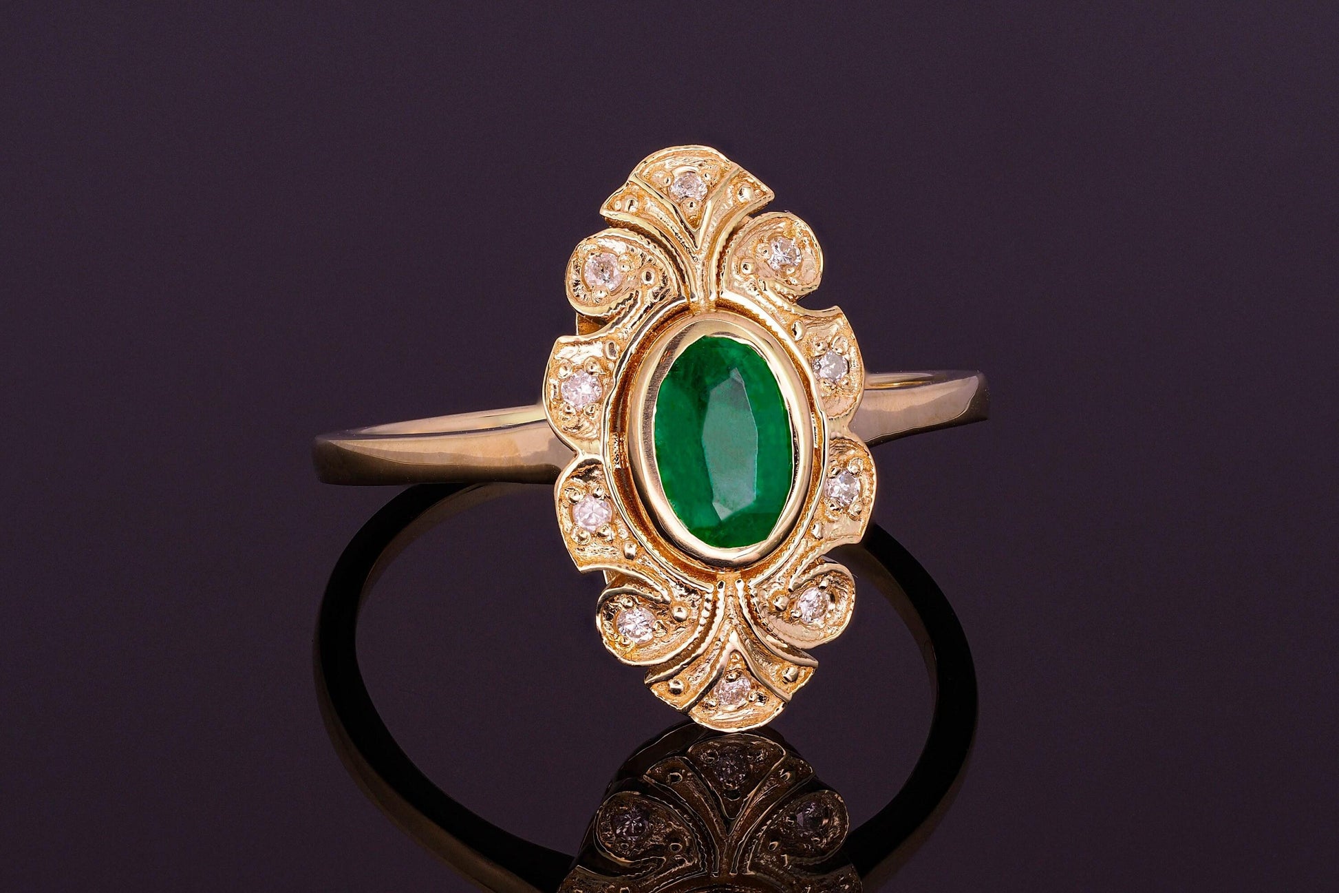 Emerald Vintage style gold ring