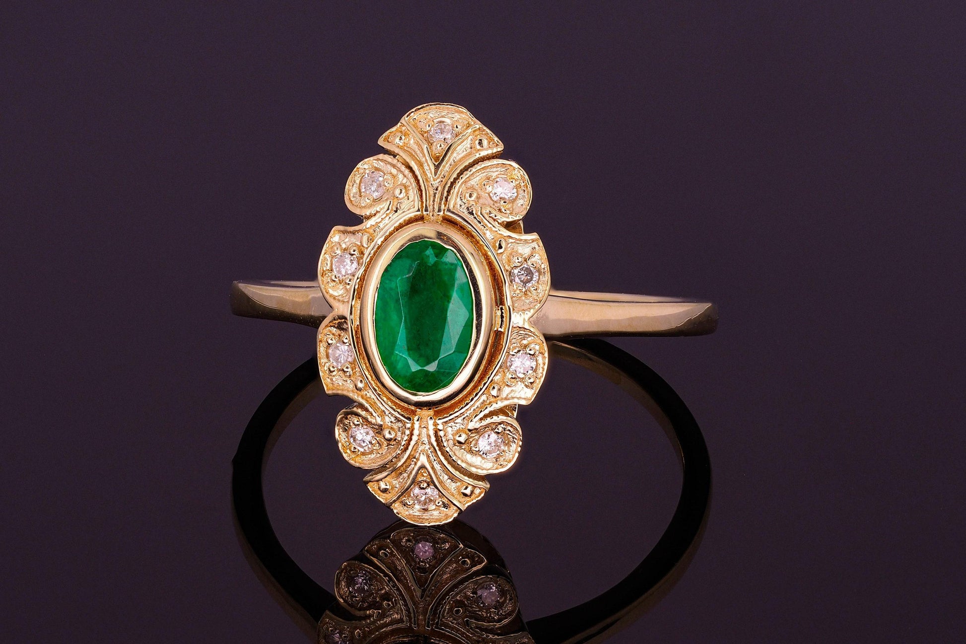 Emerald Vintage style gold ring