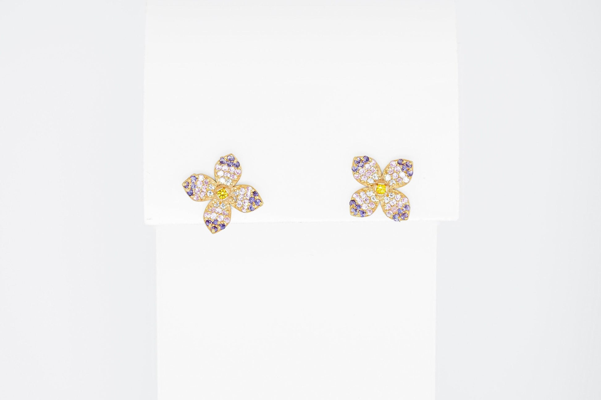 Flower earrings studs in 14k gold