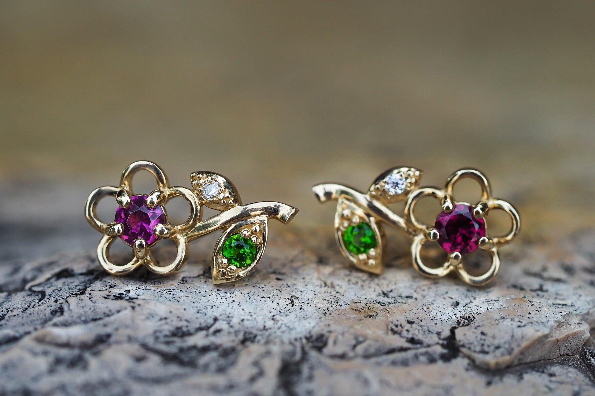 Flower stud earrings in 14k solid gold