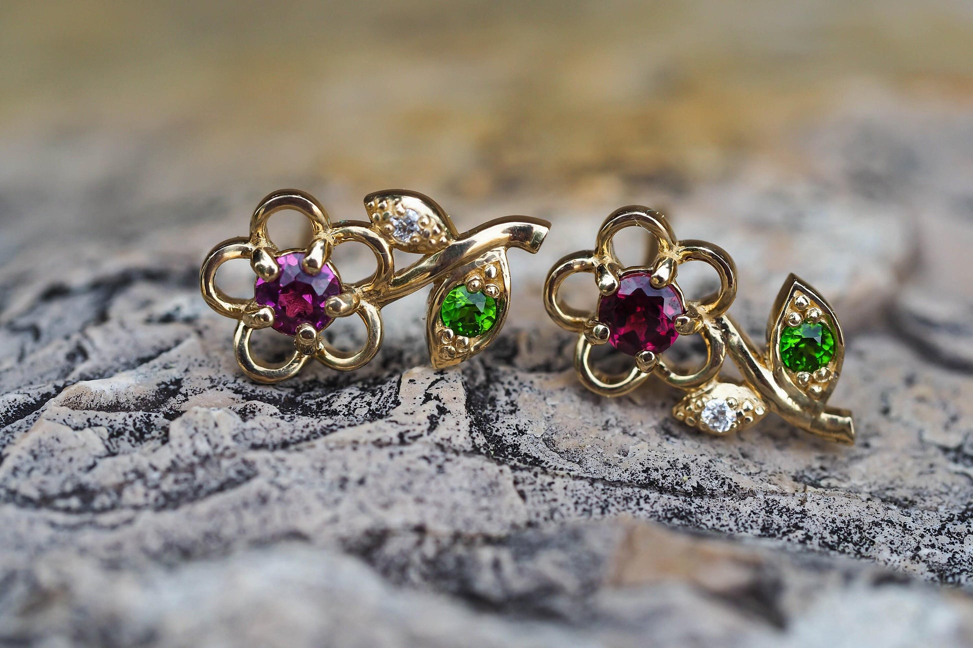 Flower stud earrings in 14k solid gold