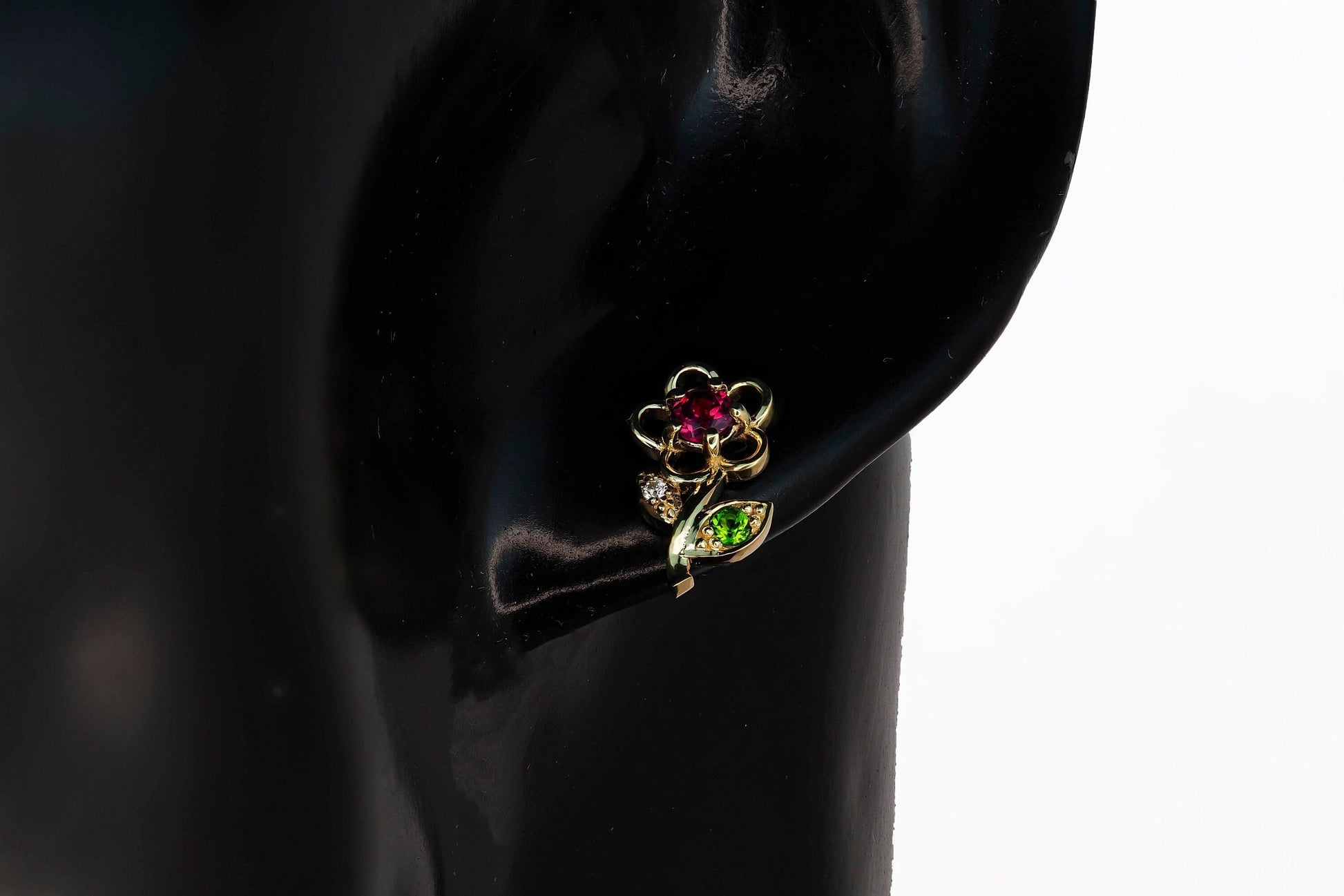 Flower stud earrings in 14k solid gold