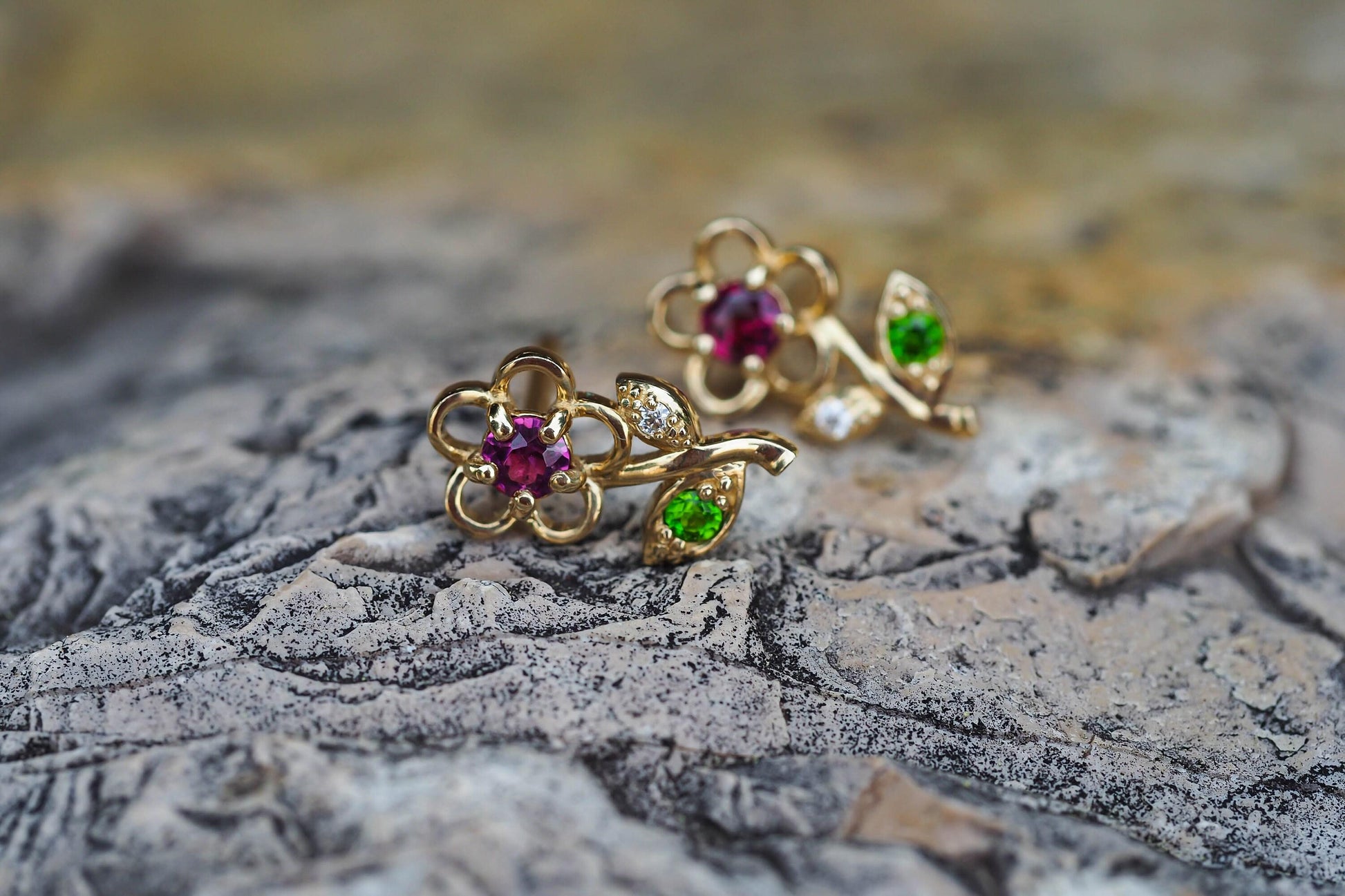 Flower stud earrings in 14k solid gold