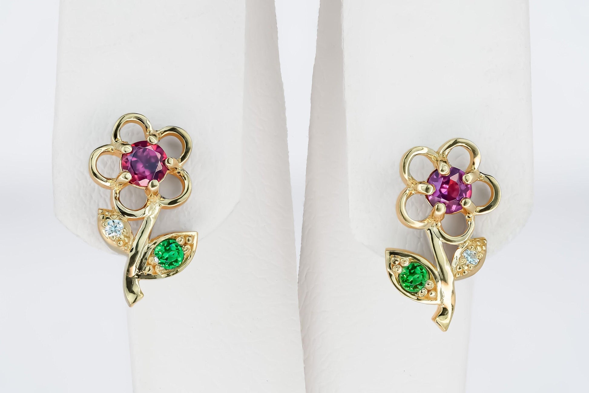 Flower stud earrings in 14k solid gold