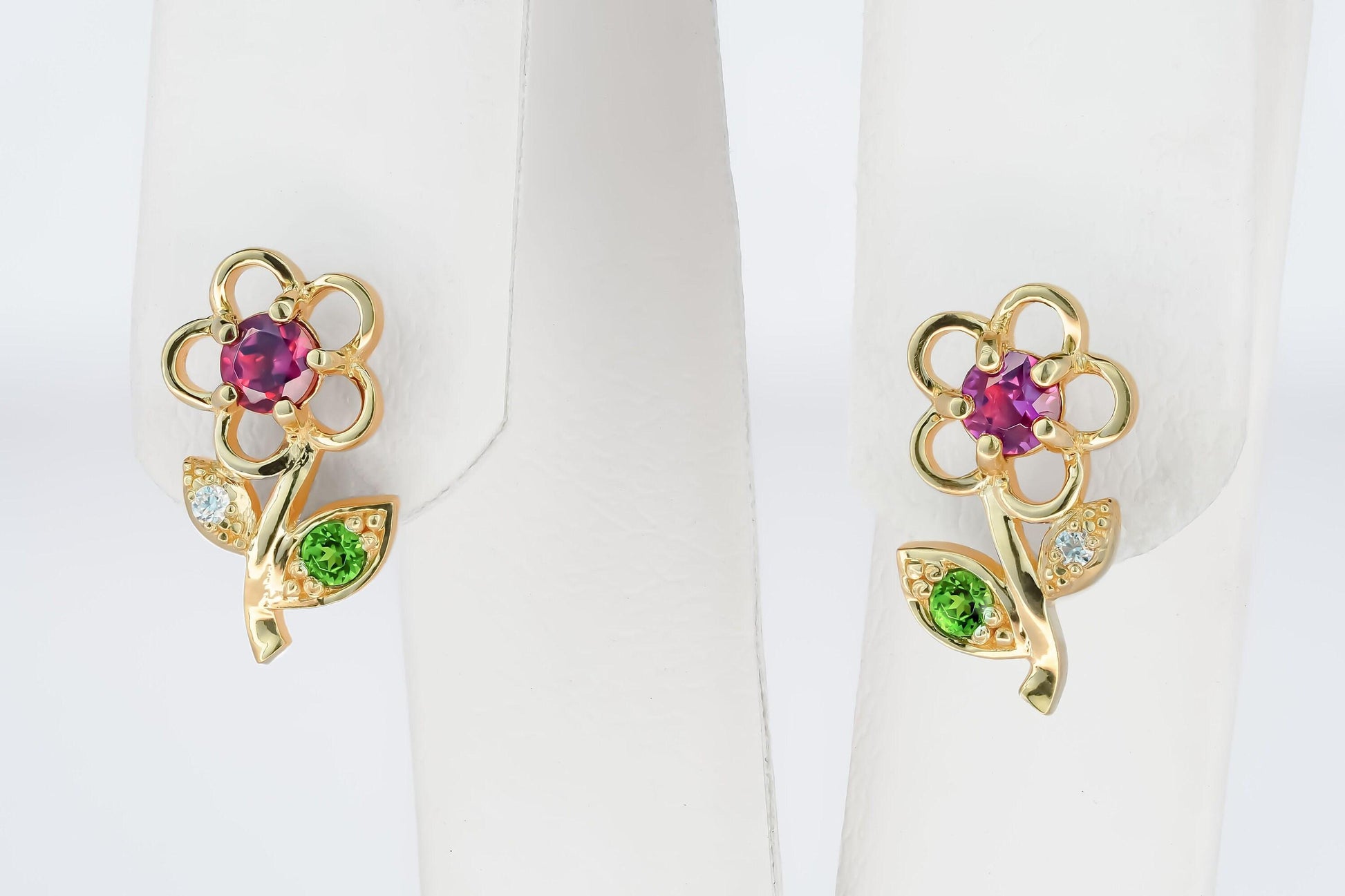 Flower stud earrings in 14k solid gold