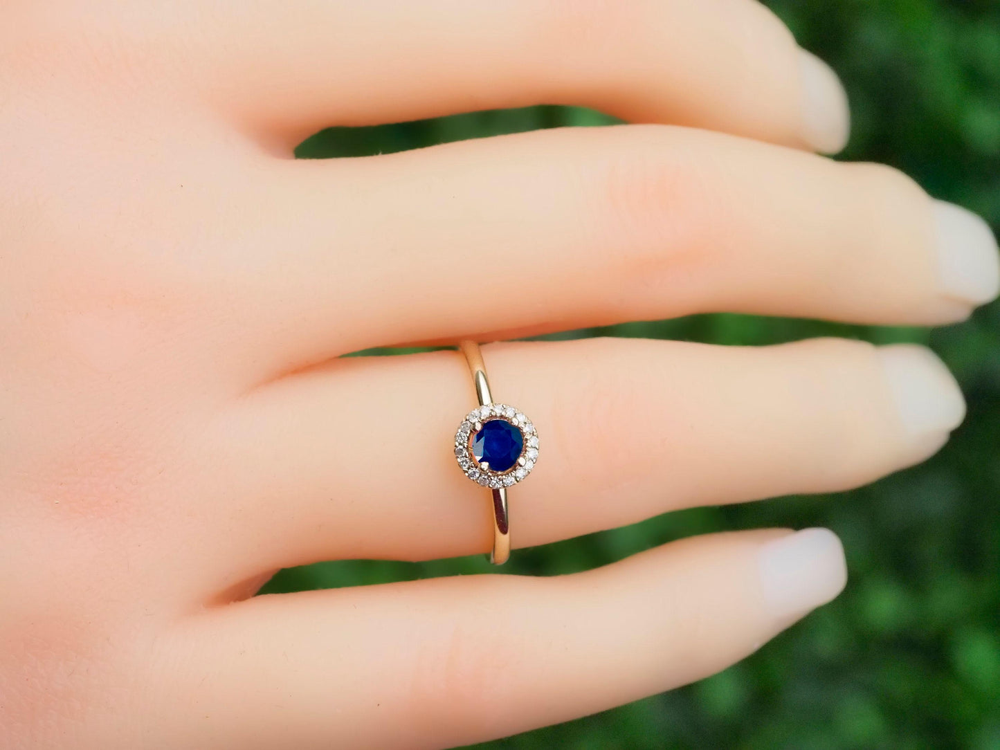 Diamonds Halo Sapphire Ring in 14 Karat Gold