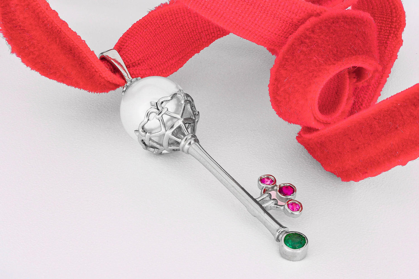 Key pendant with pearl in 14k gold