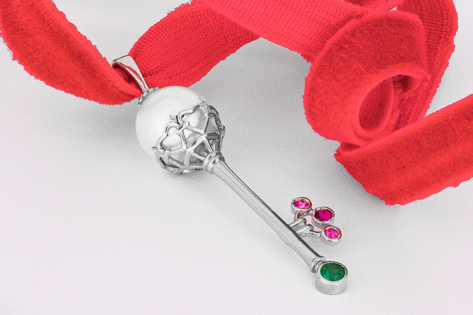 Key pendant with pearl in 14k gold