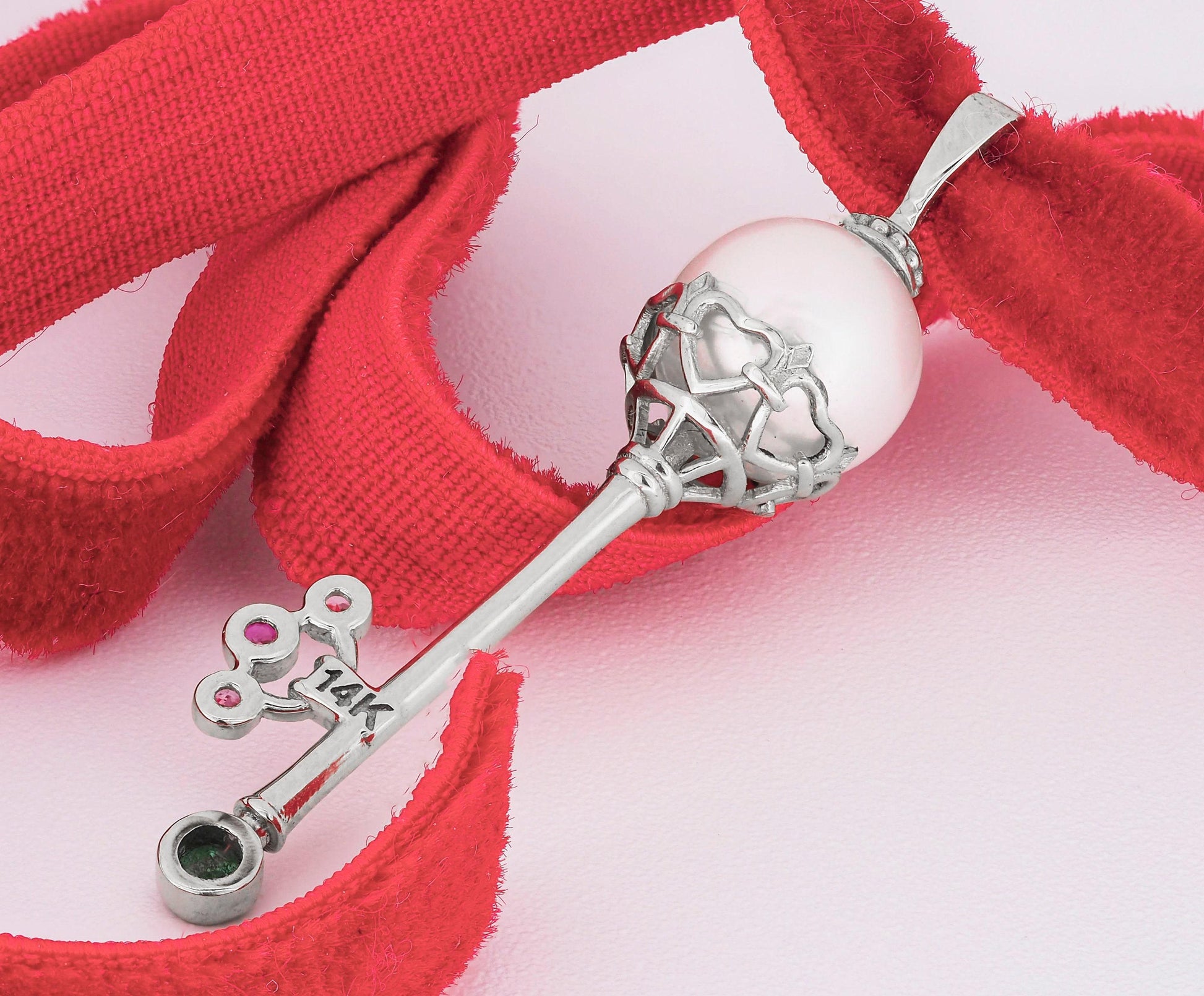Key pendant with pearl in 14k gold