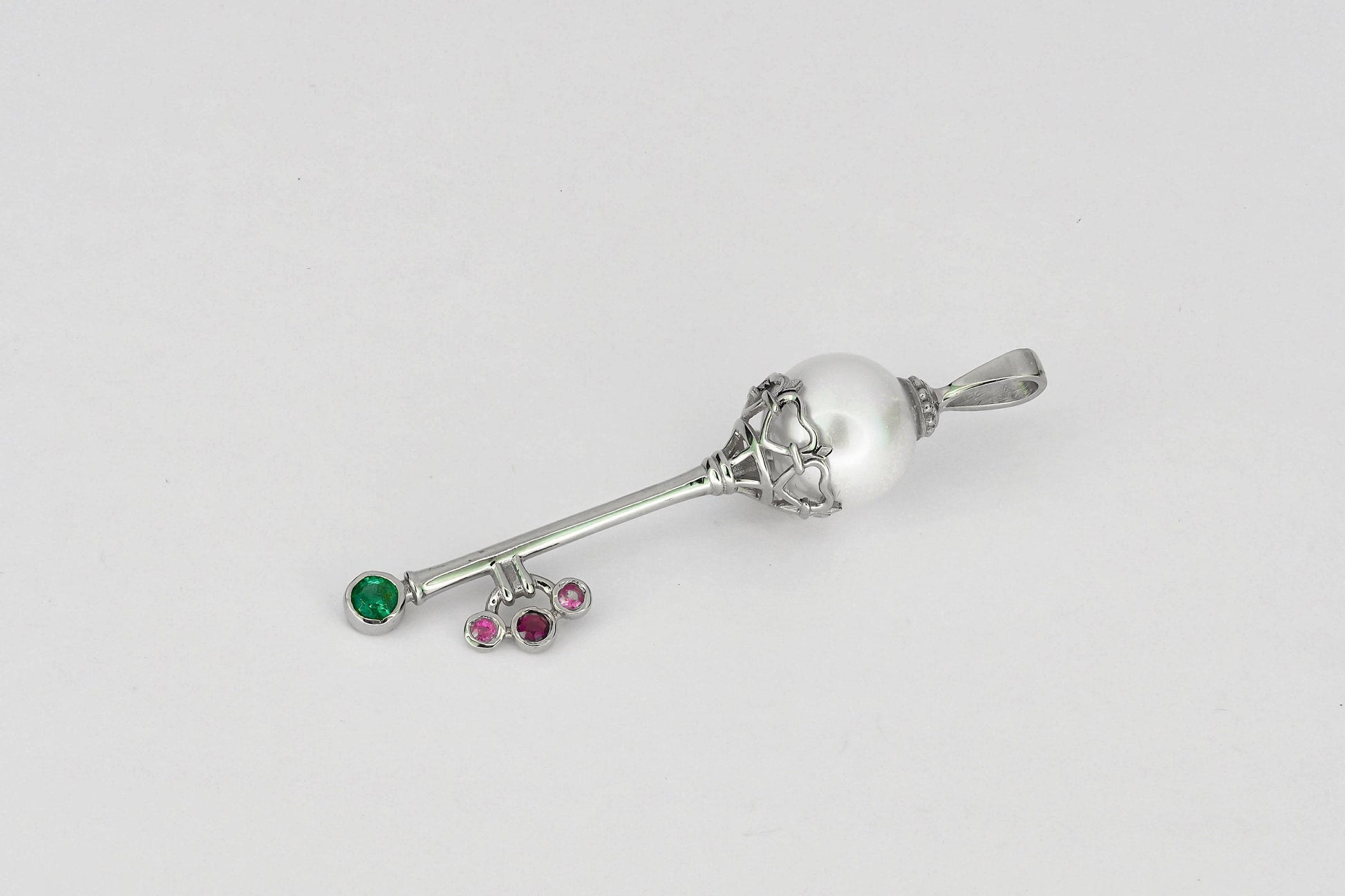 Key pendant with pearl in 14k gold