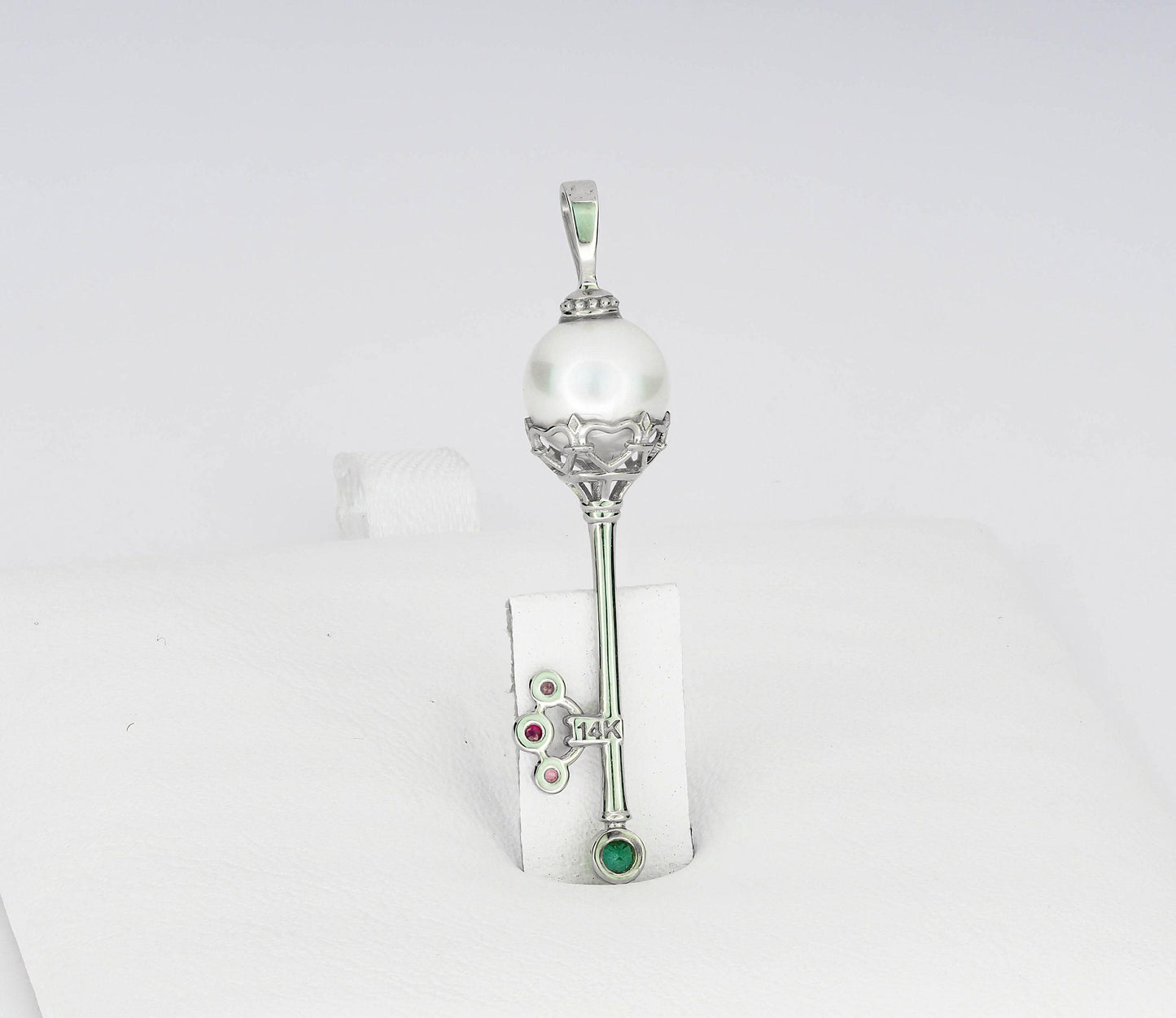 Key pendant with pearl in 14k gold