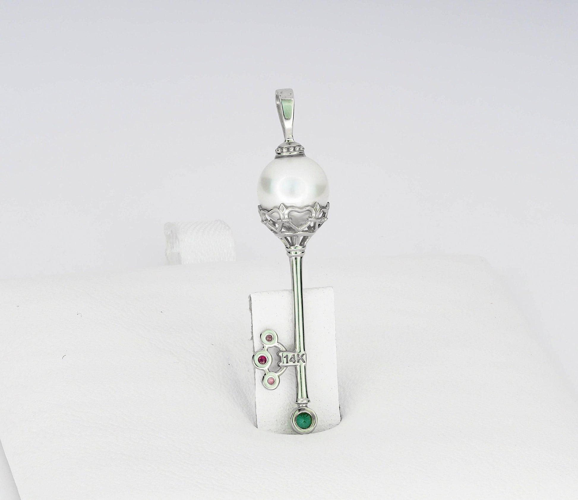 Key pendant with pearl in 14k gold