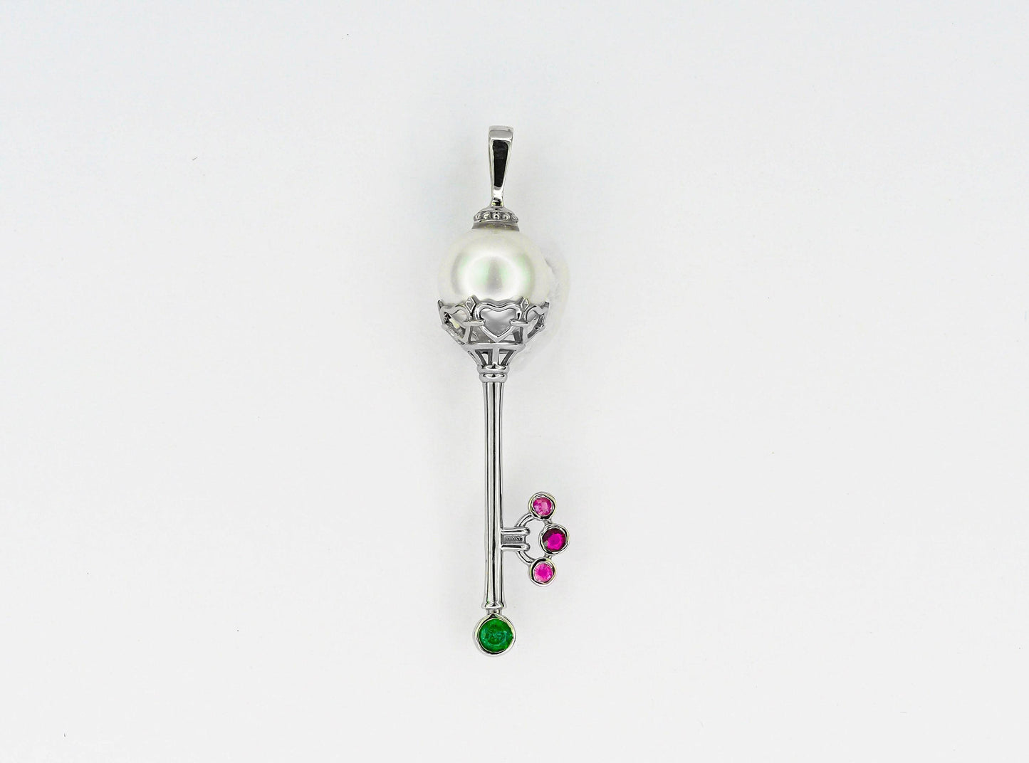 Key pendant with pearl in 14k gold