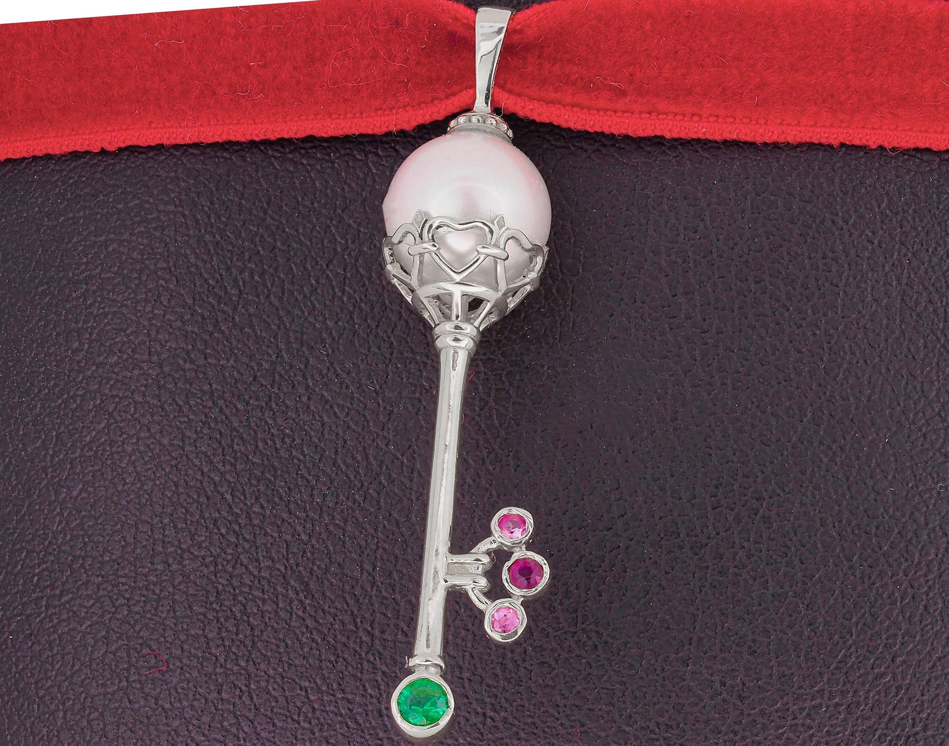 Key pendant with pearl in 14k gold