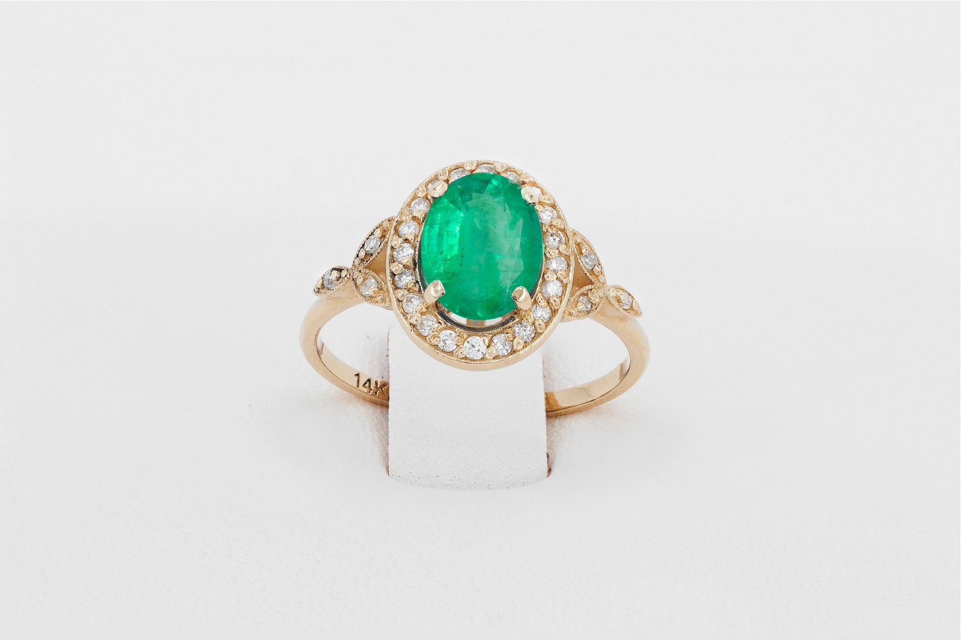 Oval emerald 14k gold ring