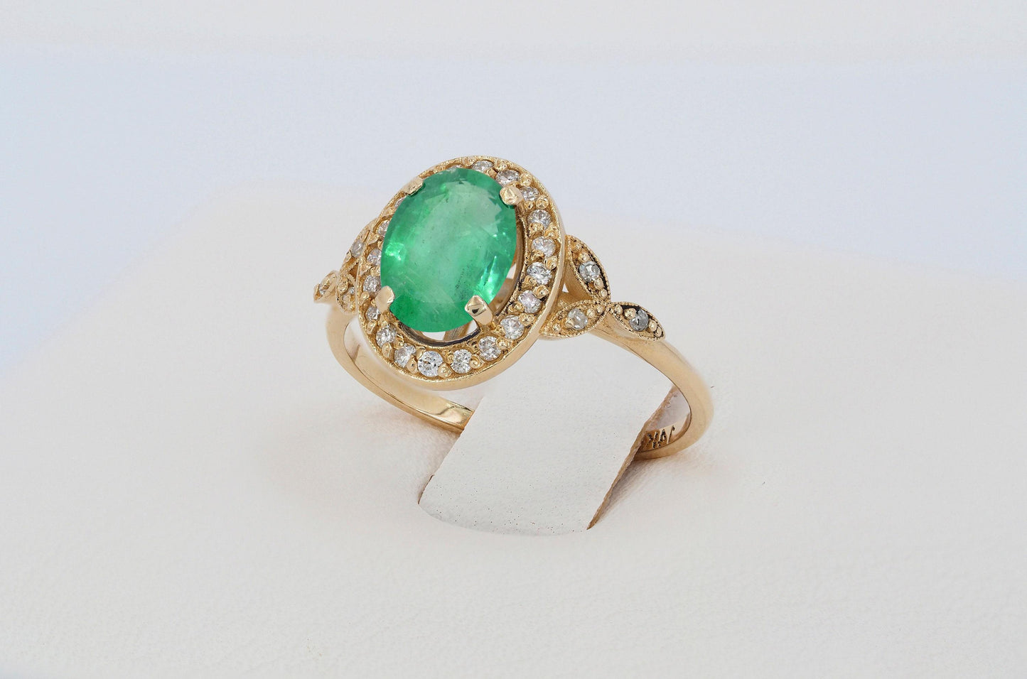 Oval emerald 14k gold ring